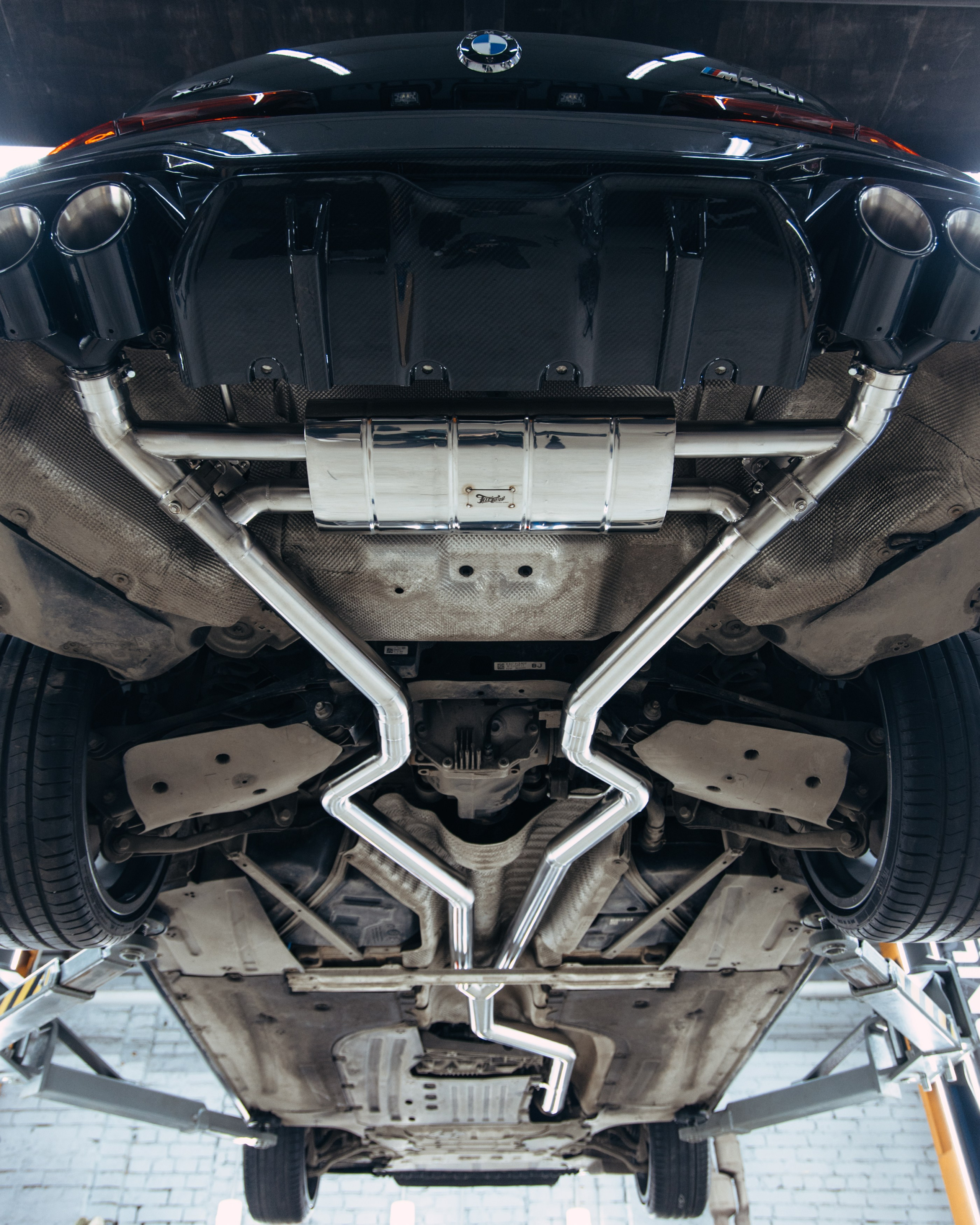 BMW 440i оклейка в зеленый, выхлоп, установка карбонового обвеса, окрас суппортов. DeLorein