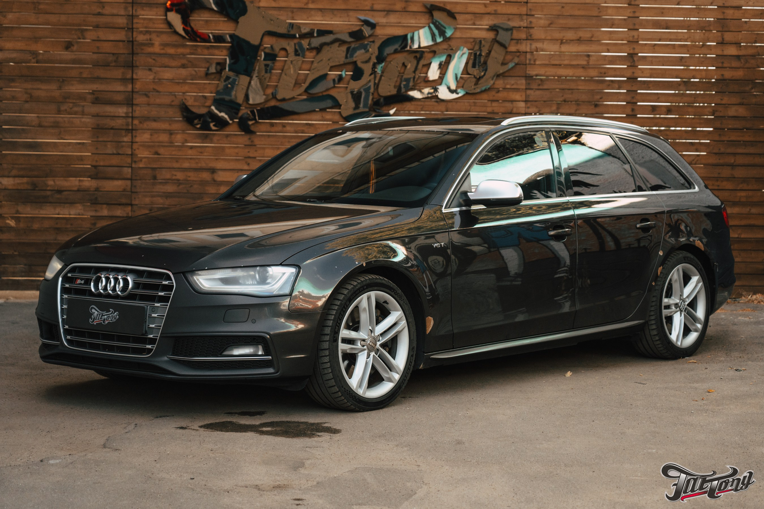 Audi S4 полный окрас кузова, кузовные работы и антихром. DeLorein