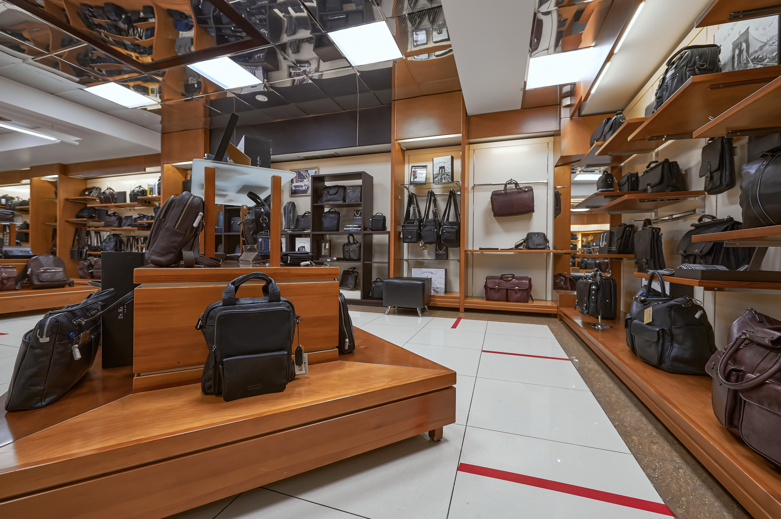 Портфолио по интерьерной и экстерьерной фотосъёмки: Мир Сумок — Правый берег. Фотограф Яковлев Роман — Красноярск