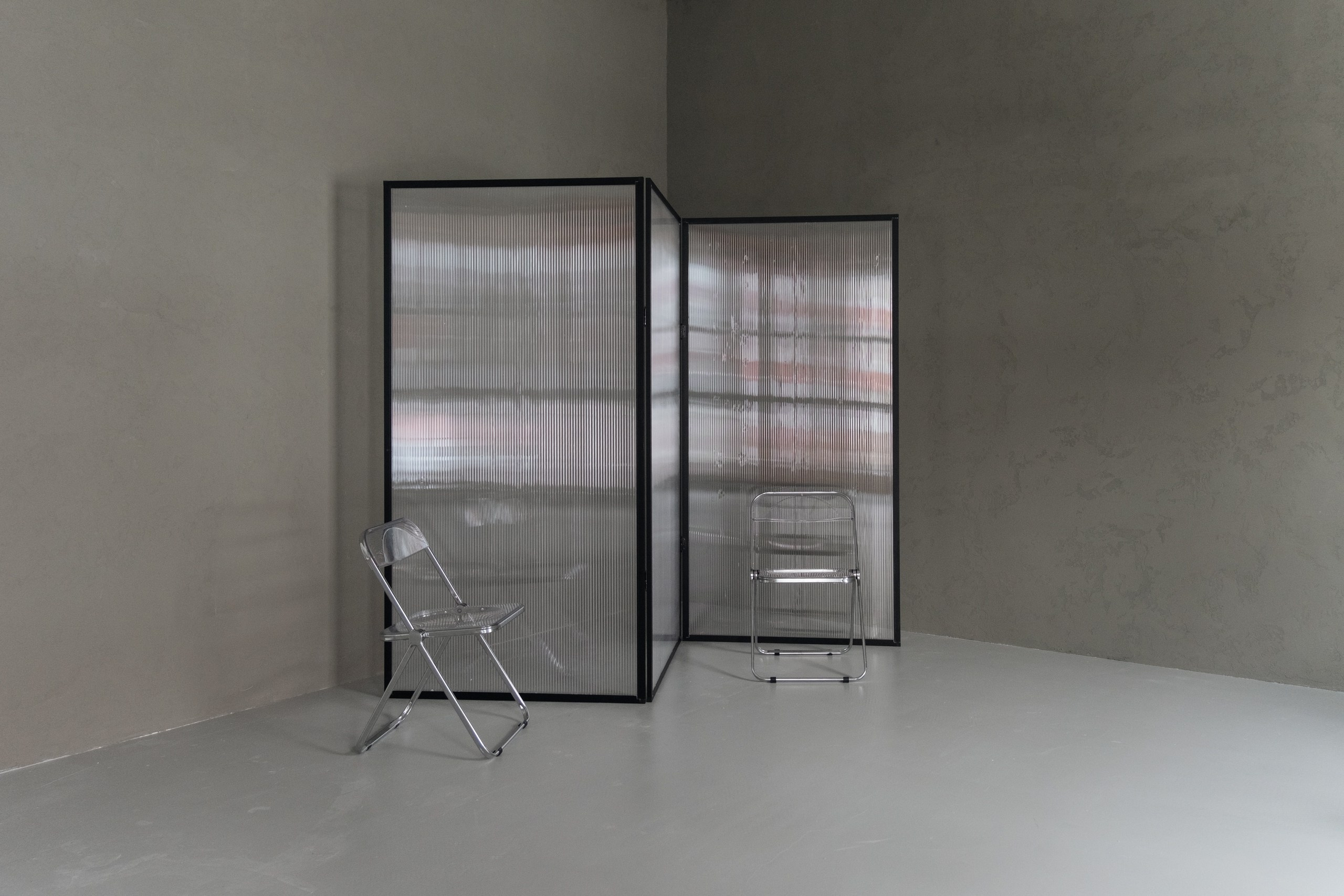 Зал Ньютон Фотостудии CIRCLE 2.0 в Сургуте. Интерьер зала представлен современной обстановкой с профессиональным оборудованием для фотосъемки. Фотограф Анна Старцева проводит съемки портретов, свадебных и семейных фотографий, создавая атмосферные кадры высокого качества. Изображение демонстрирует комфортную обстановку фотостудии, способствующую созданию уникальных снимков.