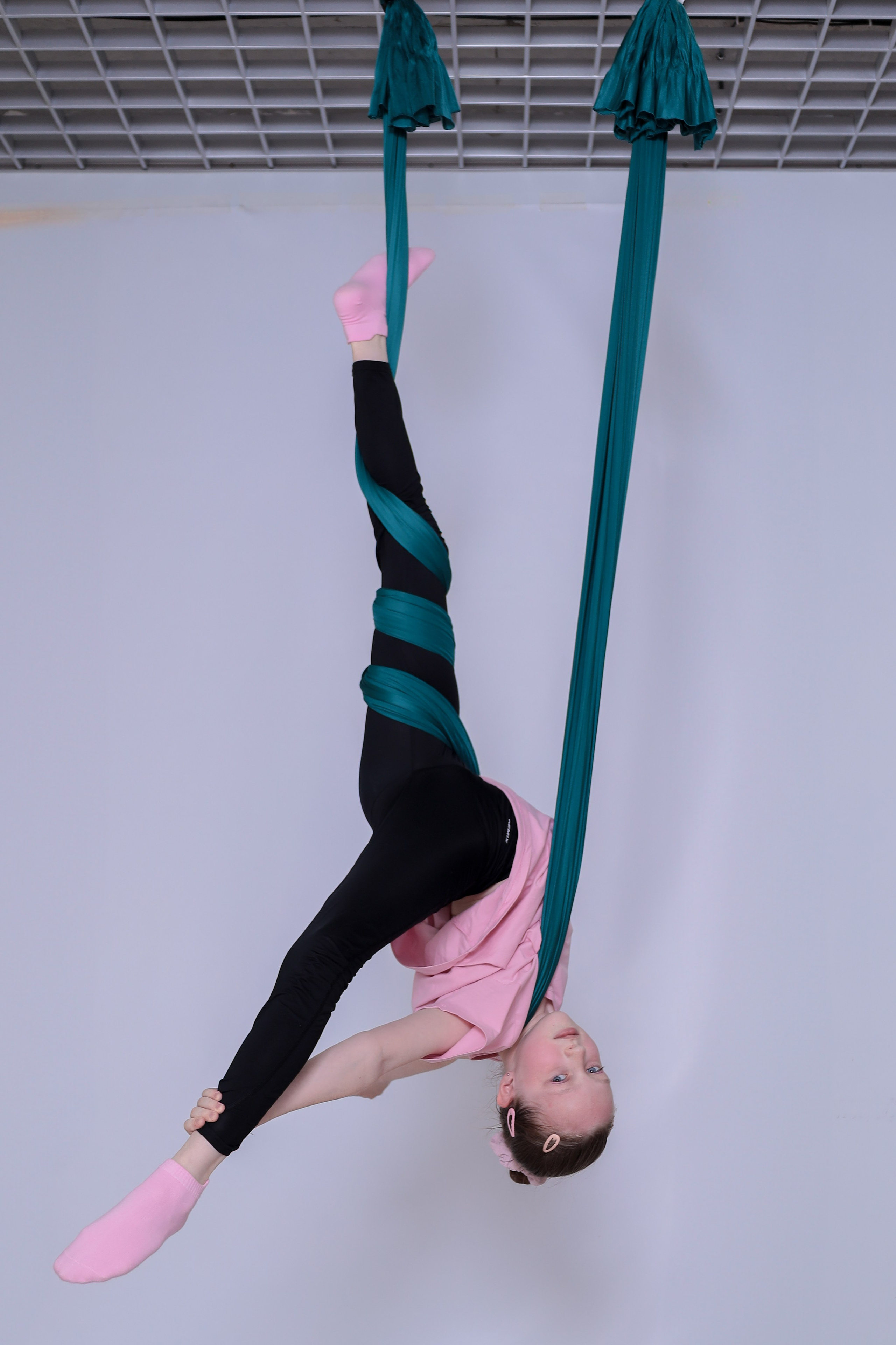 Детская аэройога. Фотограф Надршина Лилия