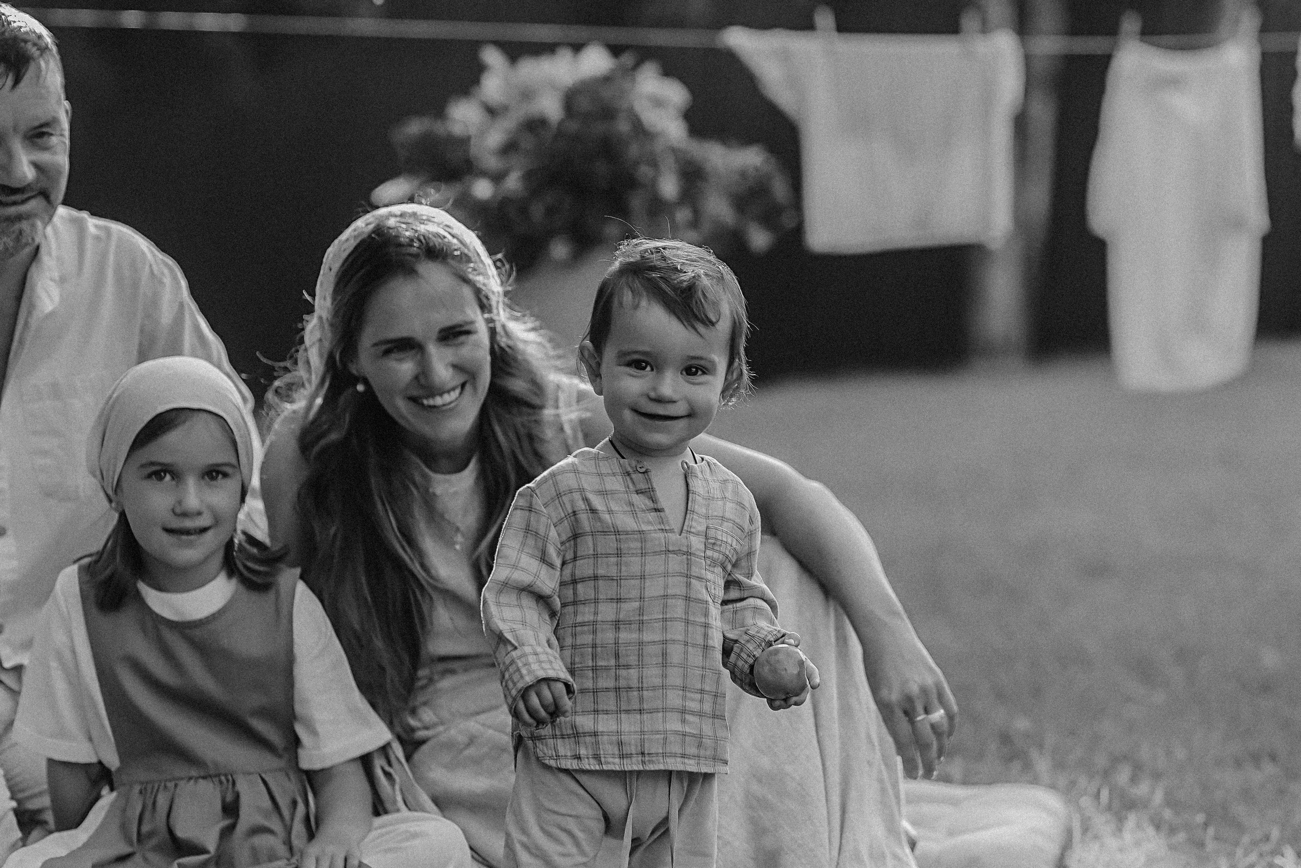 Стирка у дома. Семейный фотограф Тюмень, фотограф на роды Салмина Мария