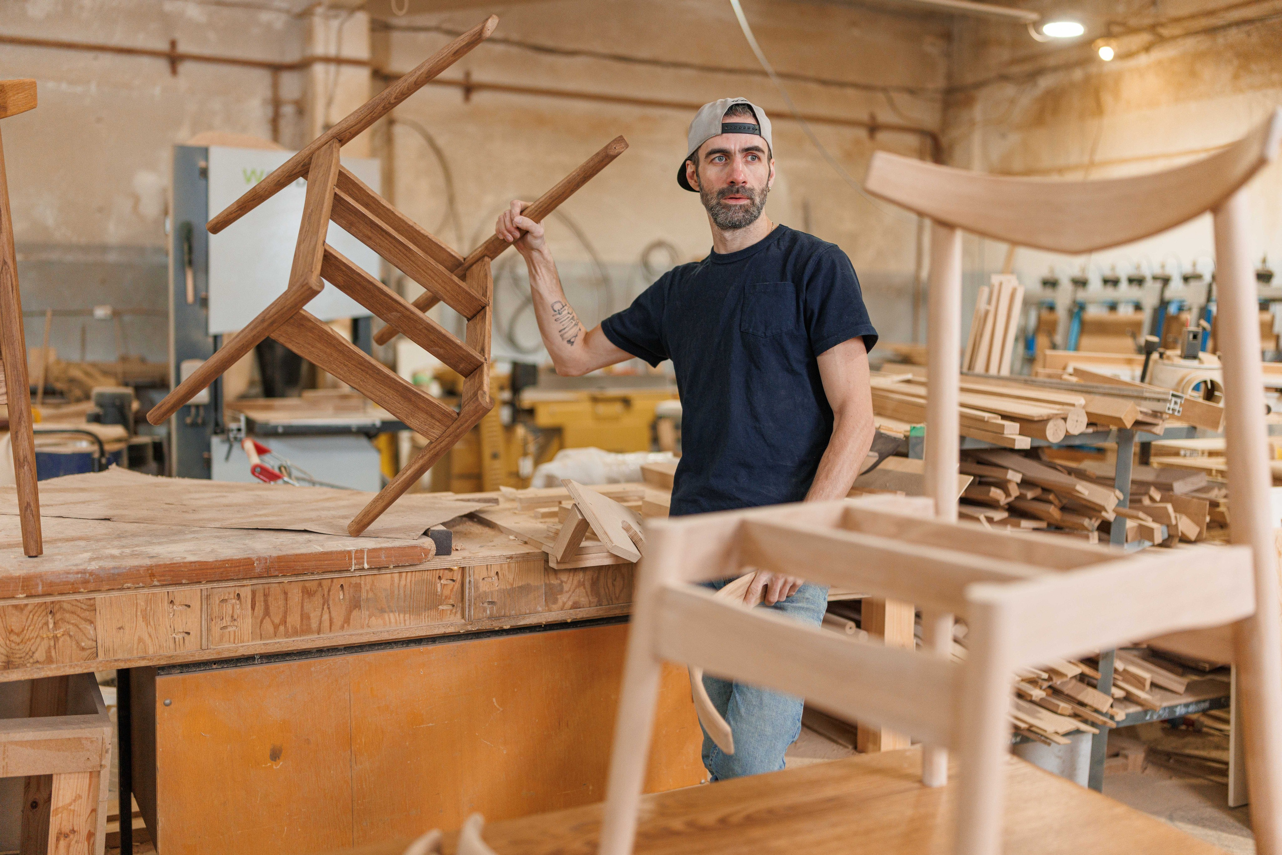Артур и его стулья. Фотограф Балаев Михаил