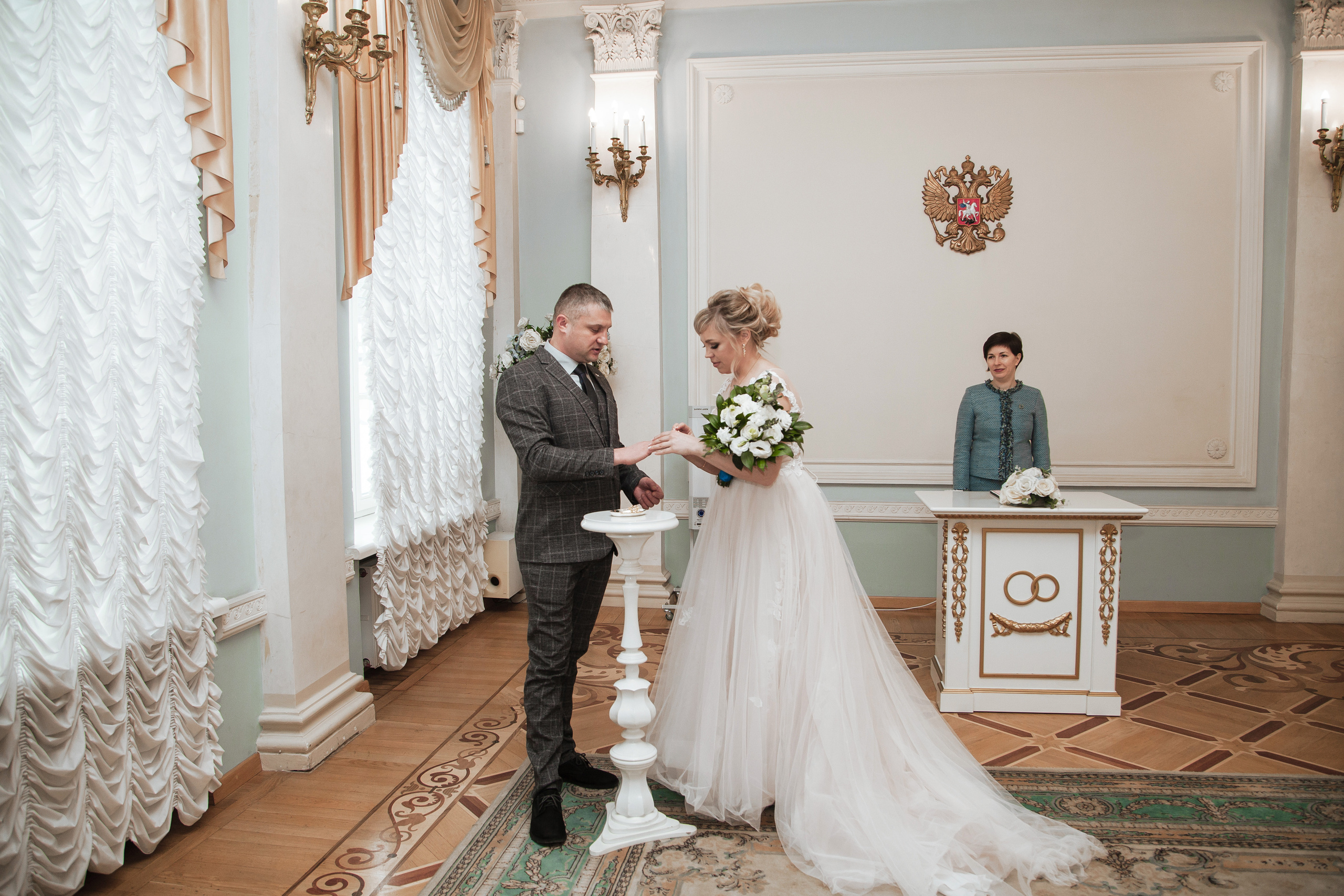 Загс Кировского района, жених и невеста, свадебное платье, костюм жениха, фотограф Елизавета Сорокина, свадебный фотограф, фотограф на свадьбу, свадебный фотограф спб, фотограф на свадьбу спб, свадебный фотограф в санкт-петербурге, регистрация брака,свадебная фотосессия, обручальные кольца