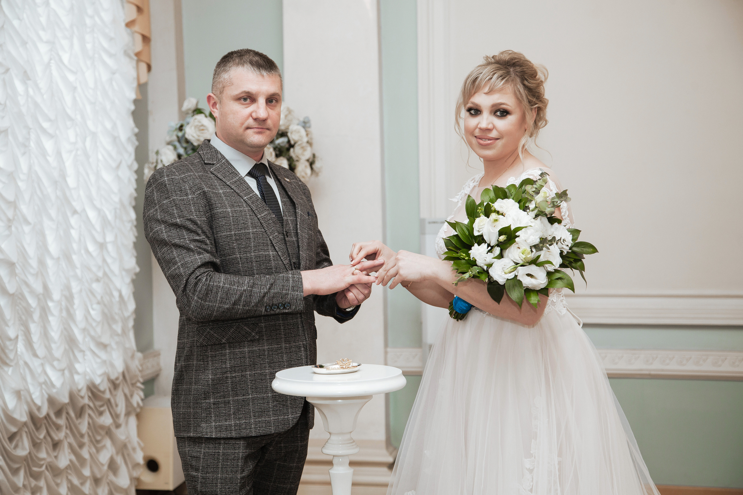 Загс Кировского района, жених и невеста, свадебное платье, костюм жениха, фотограф Елизавета Сорокина, свадебный фотограф, фотограф на свадьбу, свадебный фотограф спб, фотограф на свадьбу спб, свадебный фотограф в санкт-петербурге, обручальные кольца