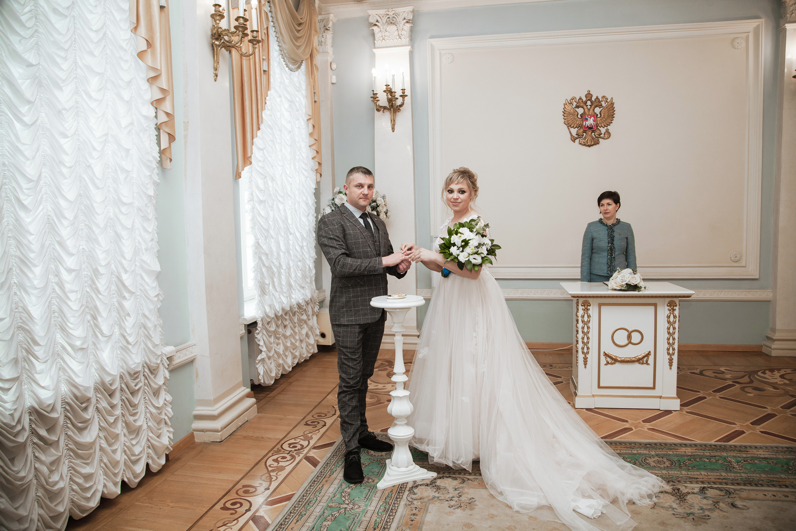 Загс Кировского района, жених и невеста, свадебное платье, костюм жениха, фотограф Елизавета Сорокина, свадебный фотограф, фотограф на свадьбу, свадебный фотограф спб, фотограф на свадьбу спб, свадебный фотограф в санкт-петербурге, регистрация брака,свадебная фотосессия, обручальные кольца