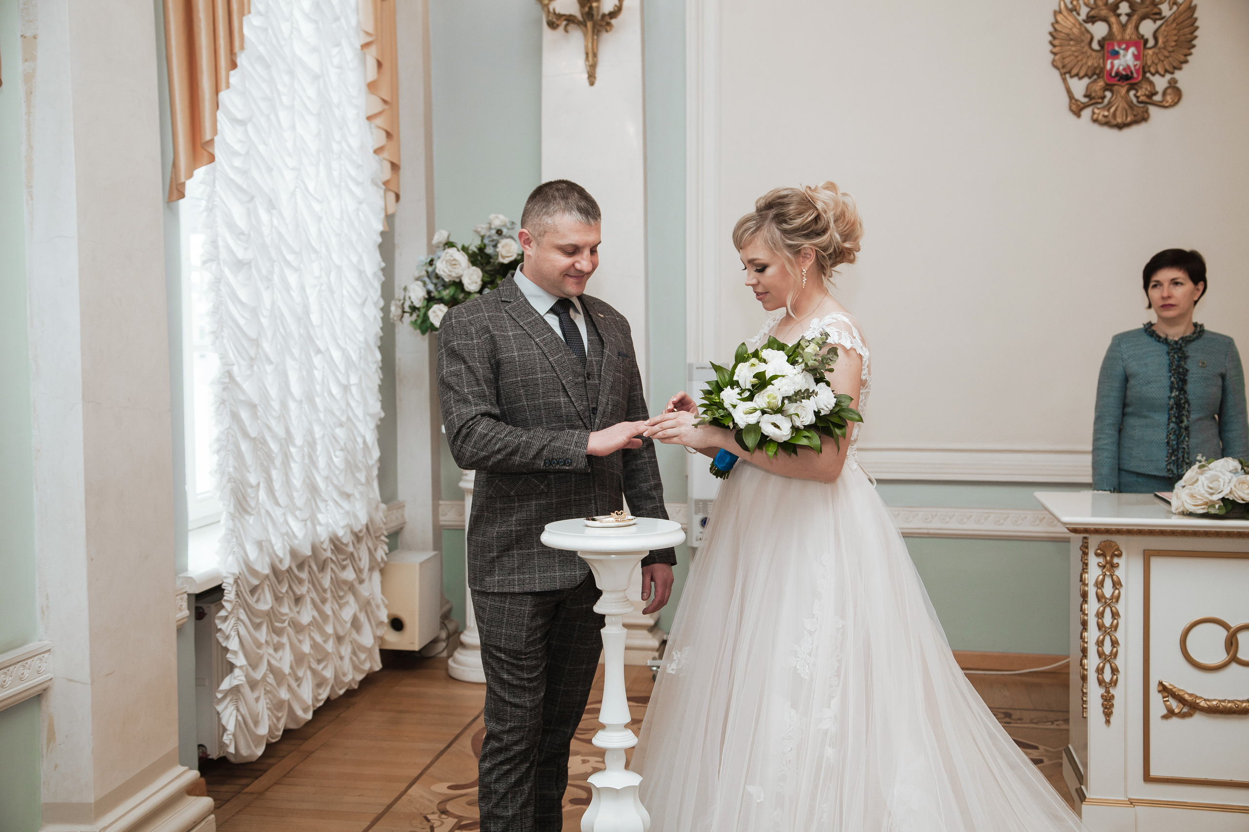 Загс Кировского района, свадебная фотосессия, жених и невеста, свадебное платье, костюм жениха, фотограф Елизавета Сорокина, свадебный фотограф, фотограф на свадьбу, свадебный фотограф спб, фотограф на свадьбу спб, свадебный фотограф в санкт-петербурге, регистрация брака,свадебная фотосессия, обручальные кольца