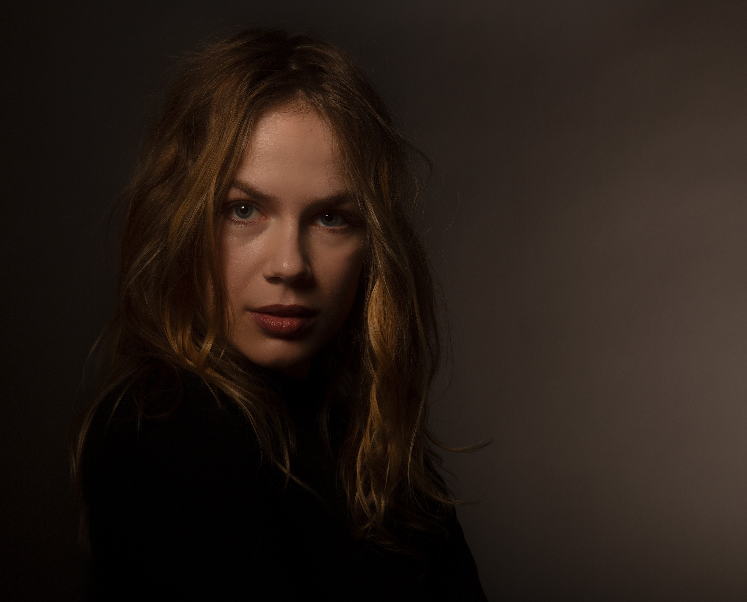 Фотосессия с жестким темным светом