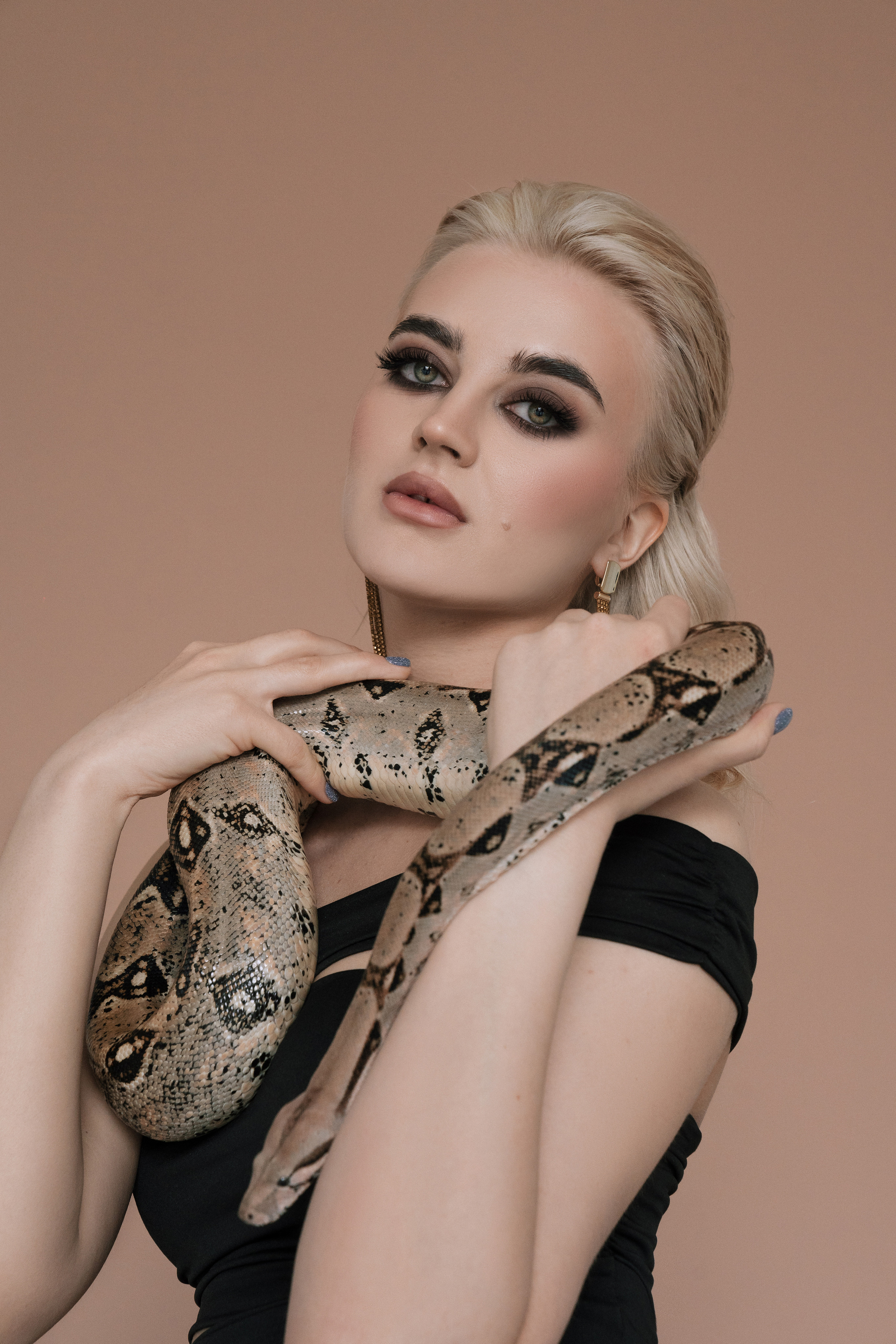 Анна. фотодень со змеёй. Фотограф в Хабаровске Екатерина Масальская