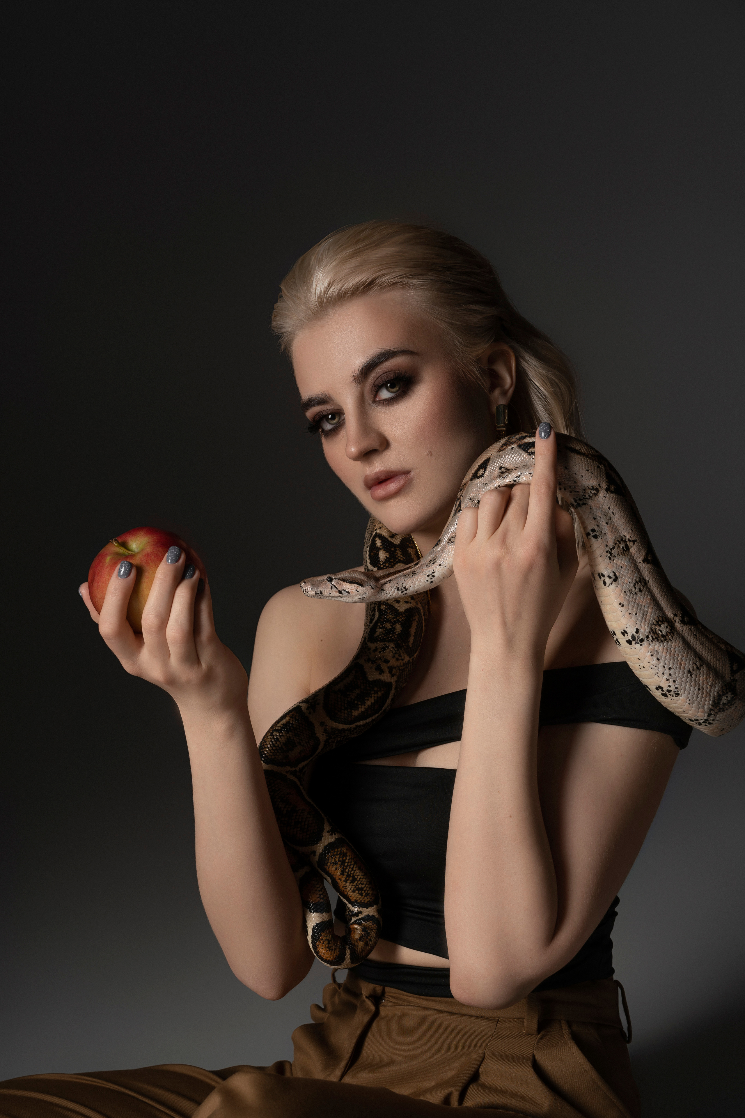 Анна. фотодень со змеёй. Фотограф в Хабаровске Екатерина Масальская