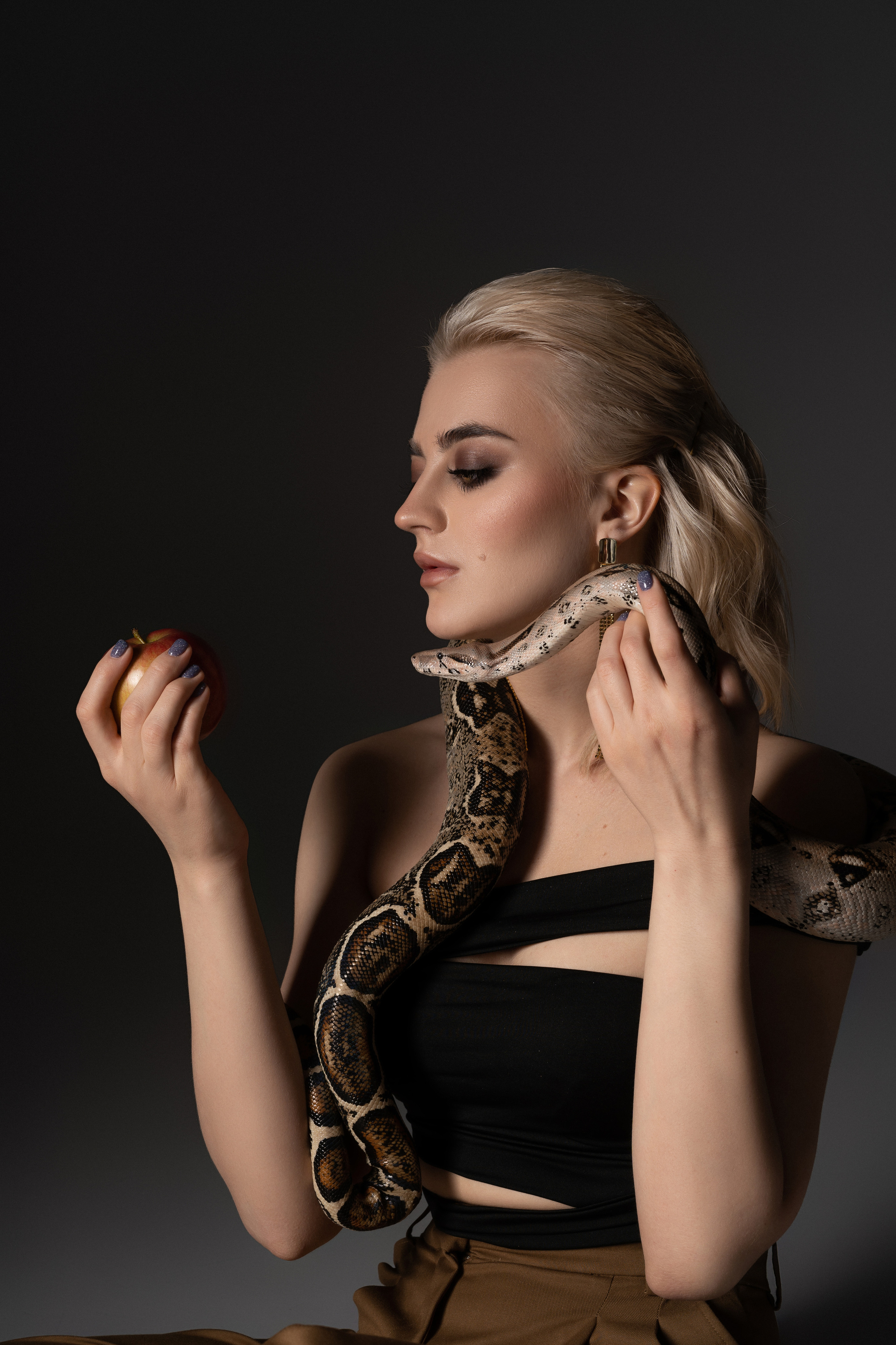 Анна. фотодень со змеёй. Фотограф в Хабаровске Екатерина Масальская