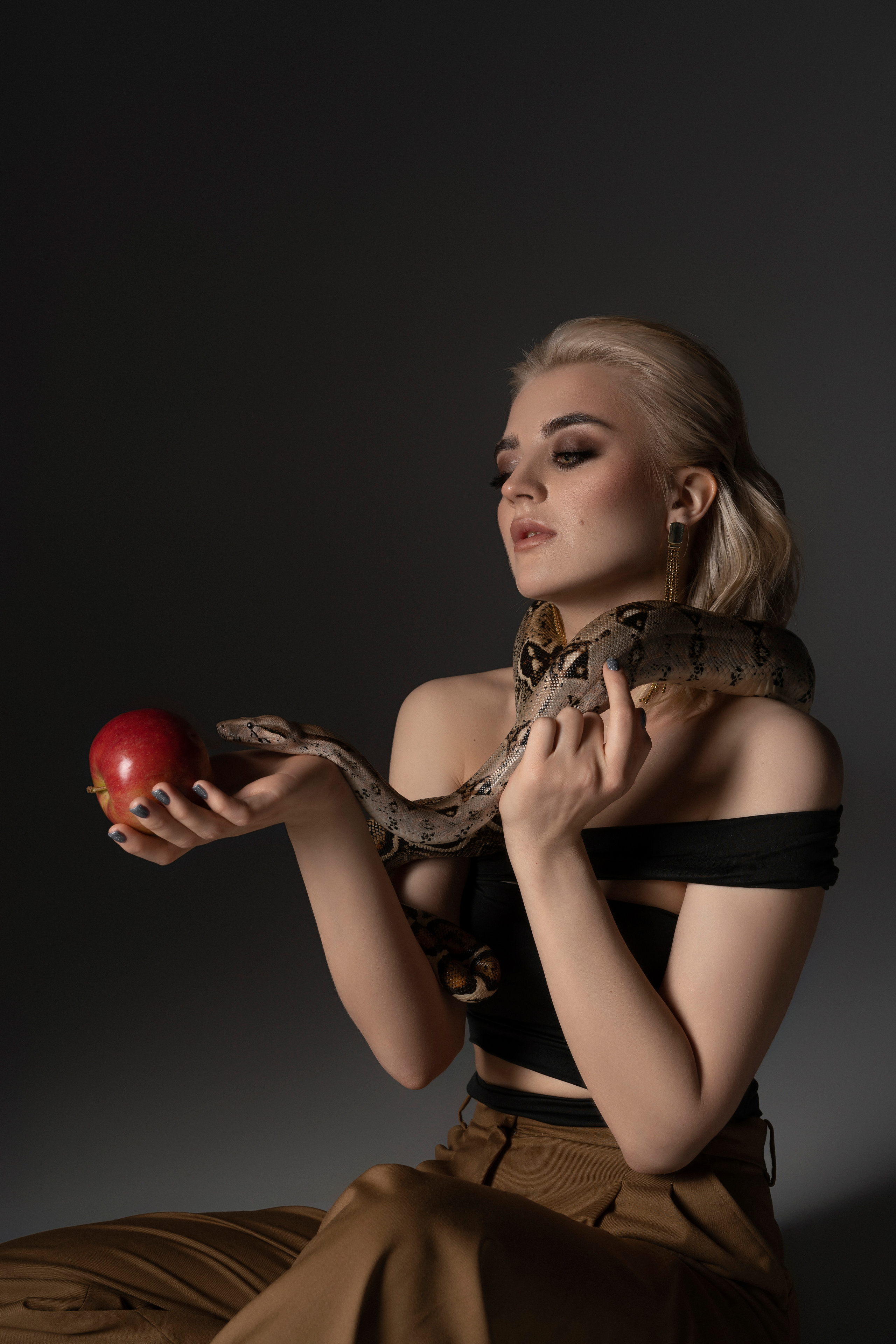 Анна. фотодень со змеёй. Фотограф в Хабаровске Екатерина Масальская