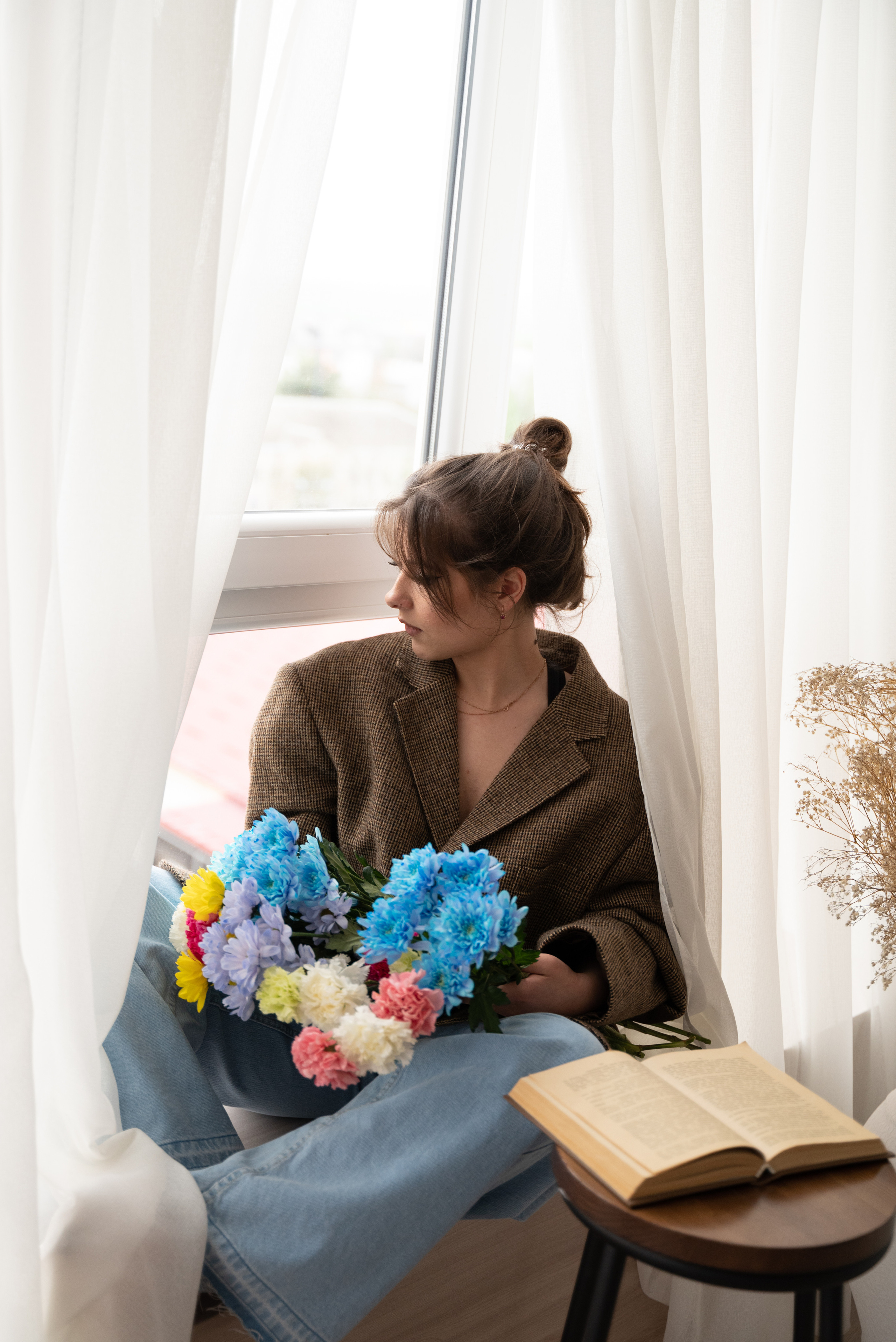 Студийная фотосессия красивой девушки с живыми цветами. Фотограф Ессентуки в Ессентуках КМВ Лиза Фефлер