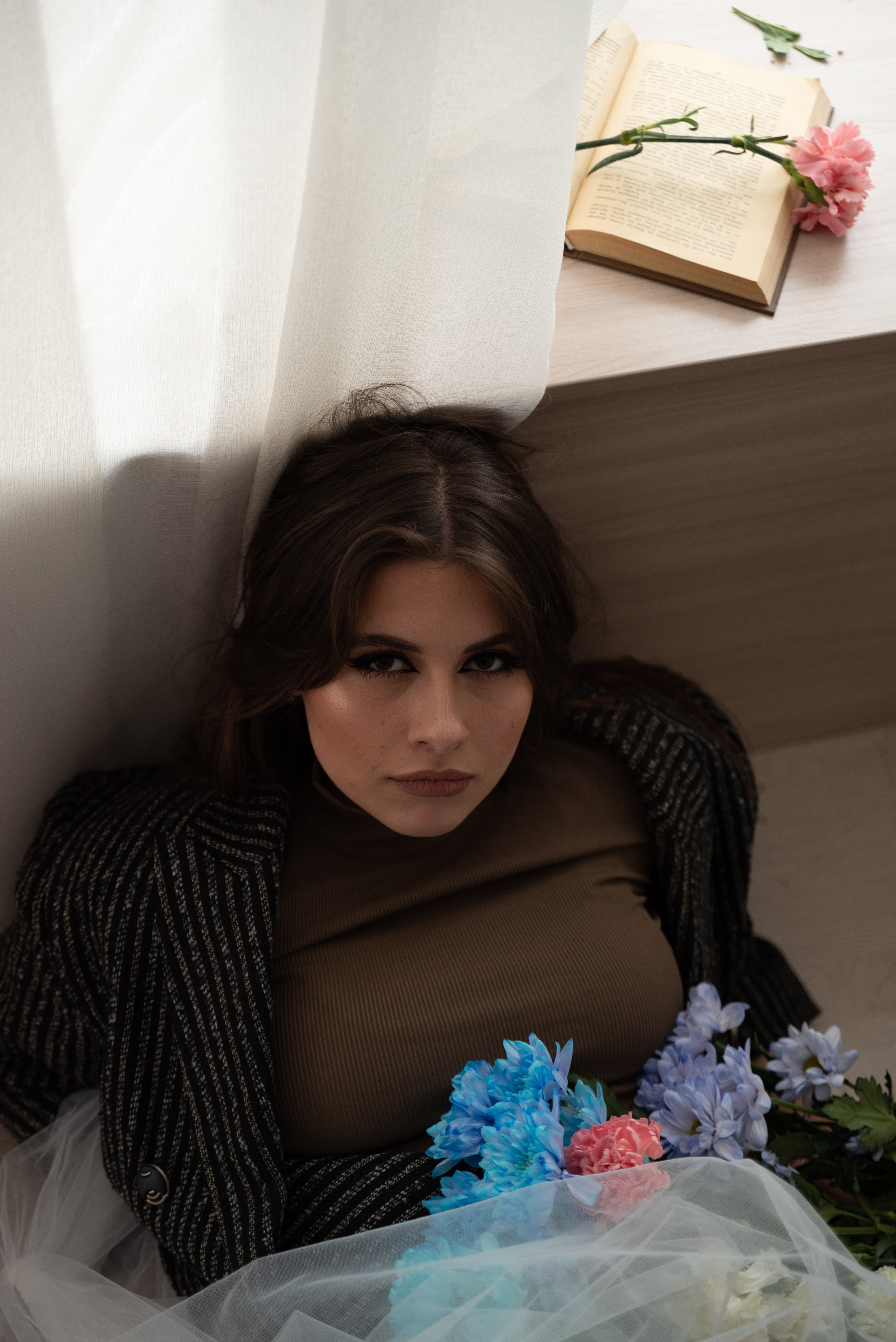 Студийная фотосессия красивой девушки с живыми цветами. Фотограф Ессентуки в Ессентуках КМВ Лиза Фефлер