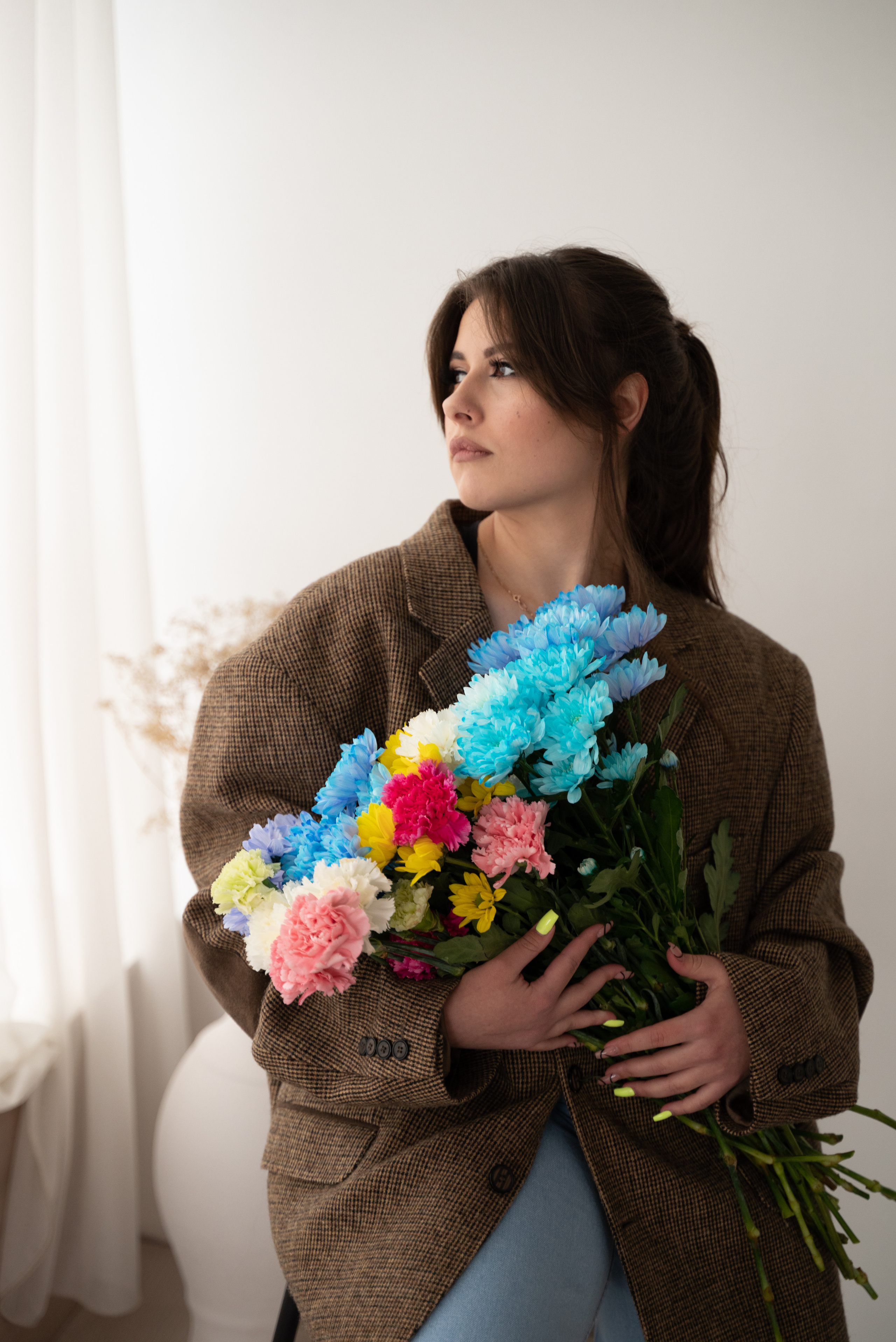 Студийная фотосессия красивой девушки с живыми цветами. Фотограф Ессентуки в Ессентуках КМВ Лиза Фефлер