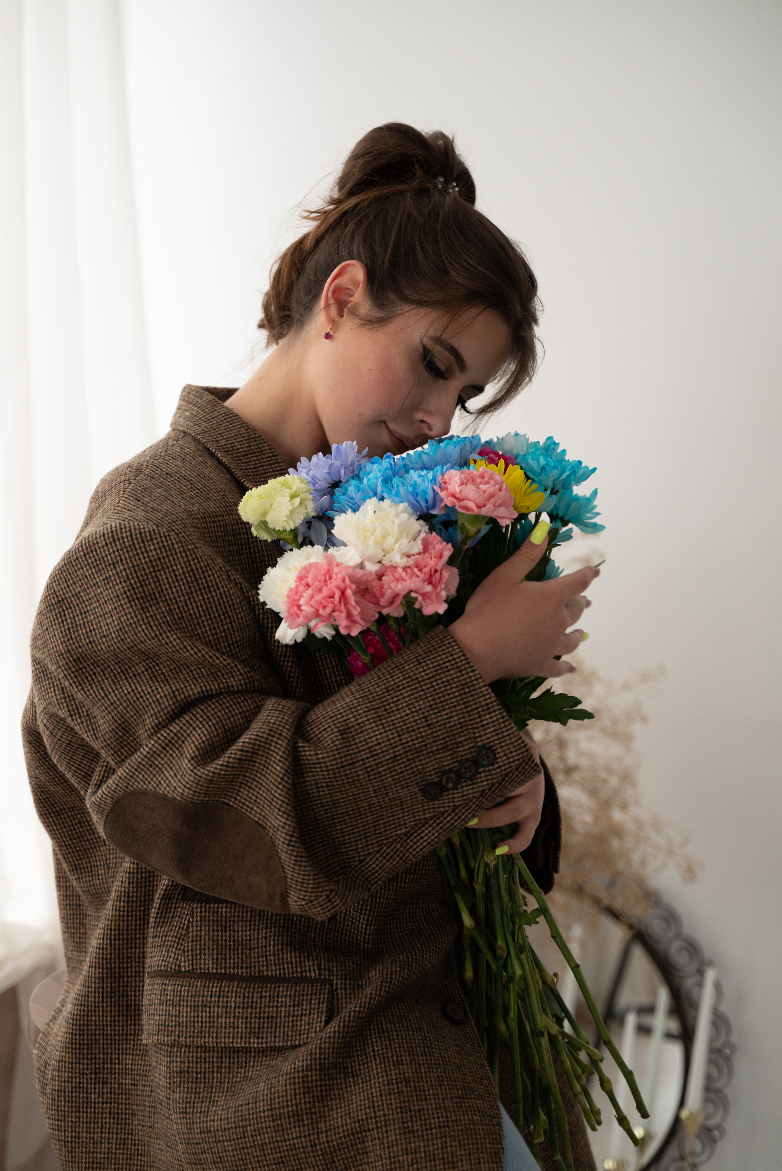 Студийная фотосессия красивой девушки с живыми цветами. Фотограф Ессентуки в Ессентуках КМВ Лиза Фефлер