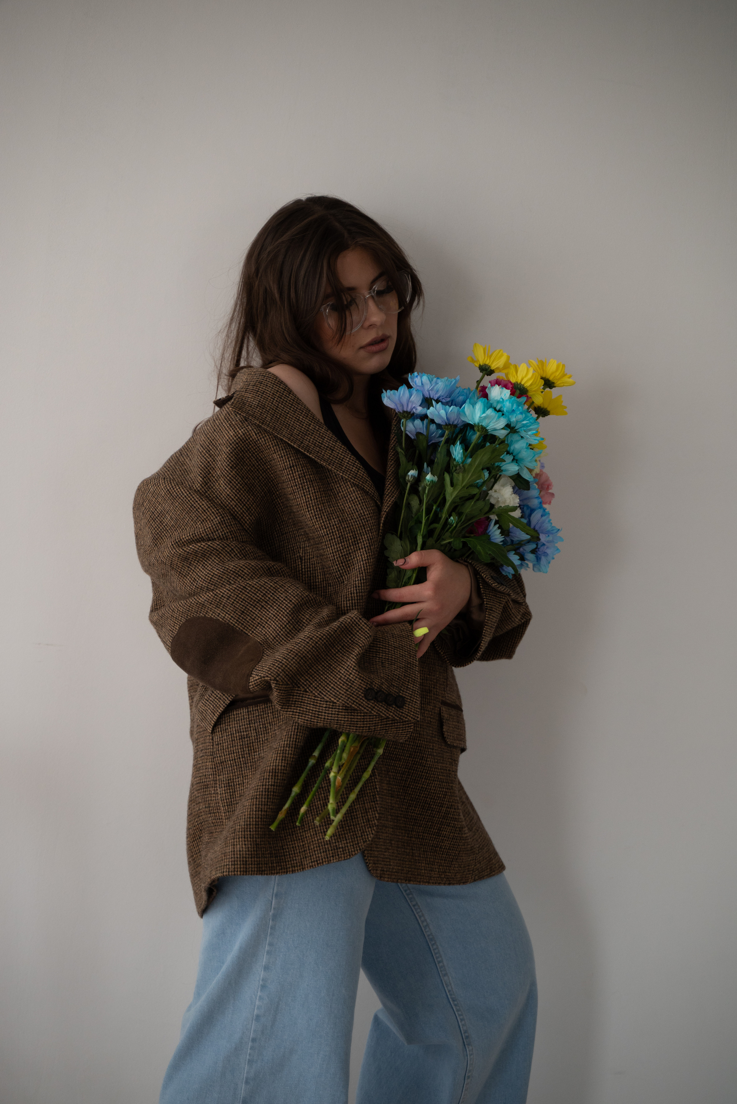 Студийная фотосессия красивой девушки с живыми цветами. Фотограф Ессентуки в Ессентуках КМВ Лиза Фефлер