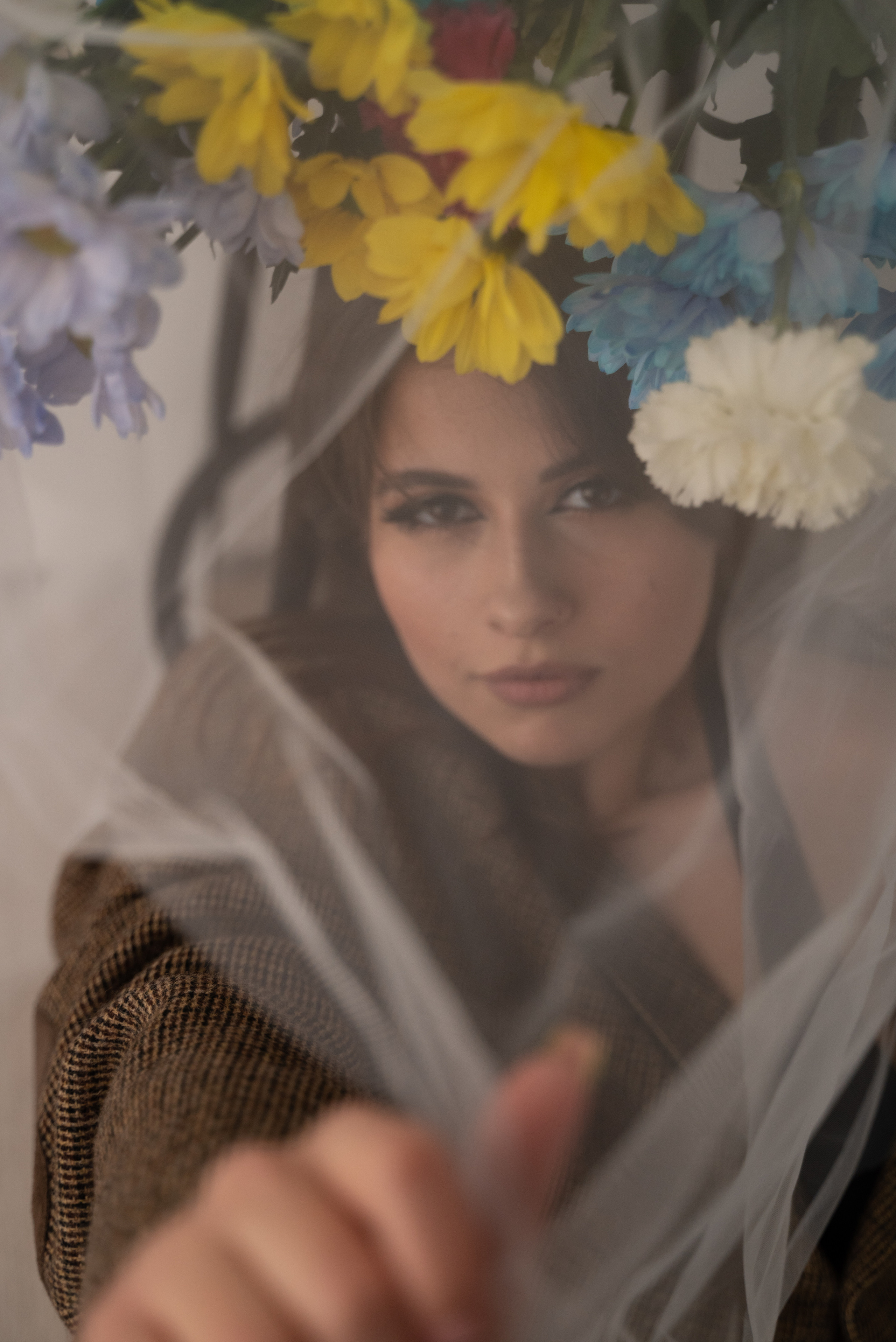 Студийная фотосессия красивой девушки с живыми цветами. Фотограф Ессентуки в Ессентуках КМВ Лиза Фефлер