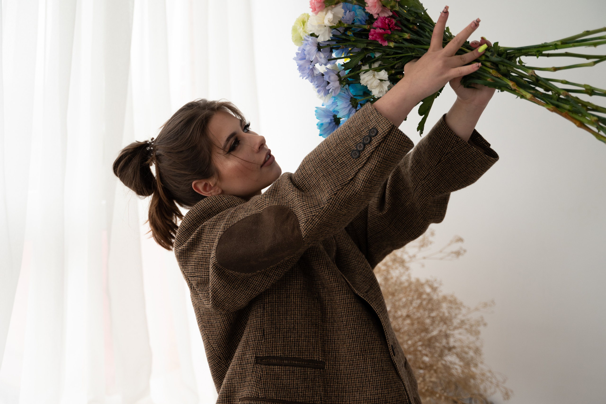 Студийная фотосессия красивой девушки с живыми цветами. Фотограф Ессентуки в Ессентуках КМВ Лиза Фефлер