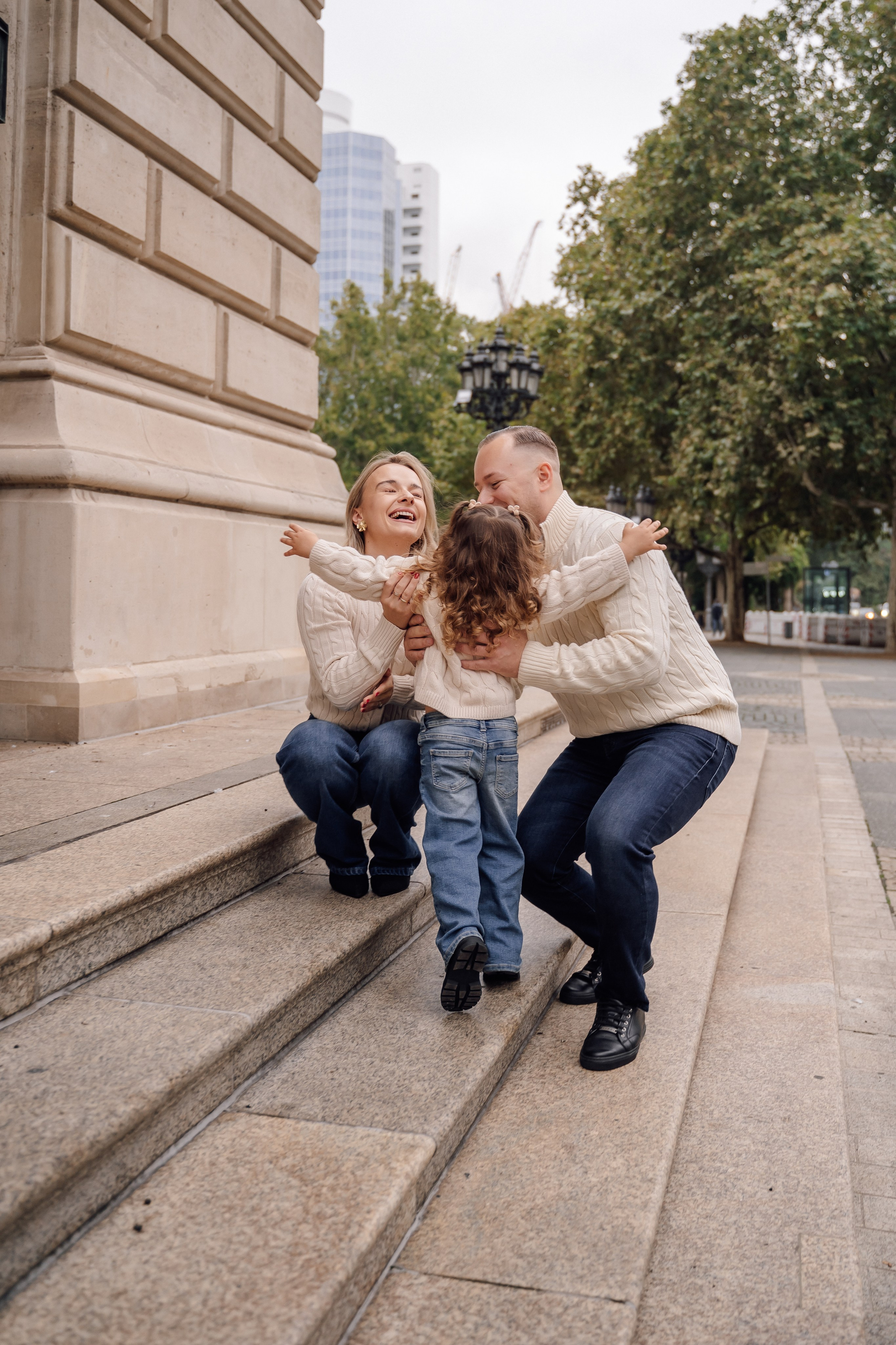 Family at Alte Oper. Анастасия Вайнер — свадебный и портретный фотограф в Германии и по всей Европе