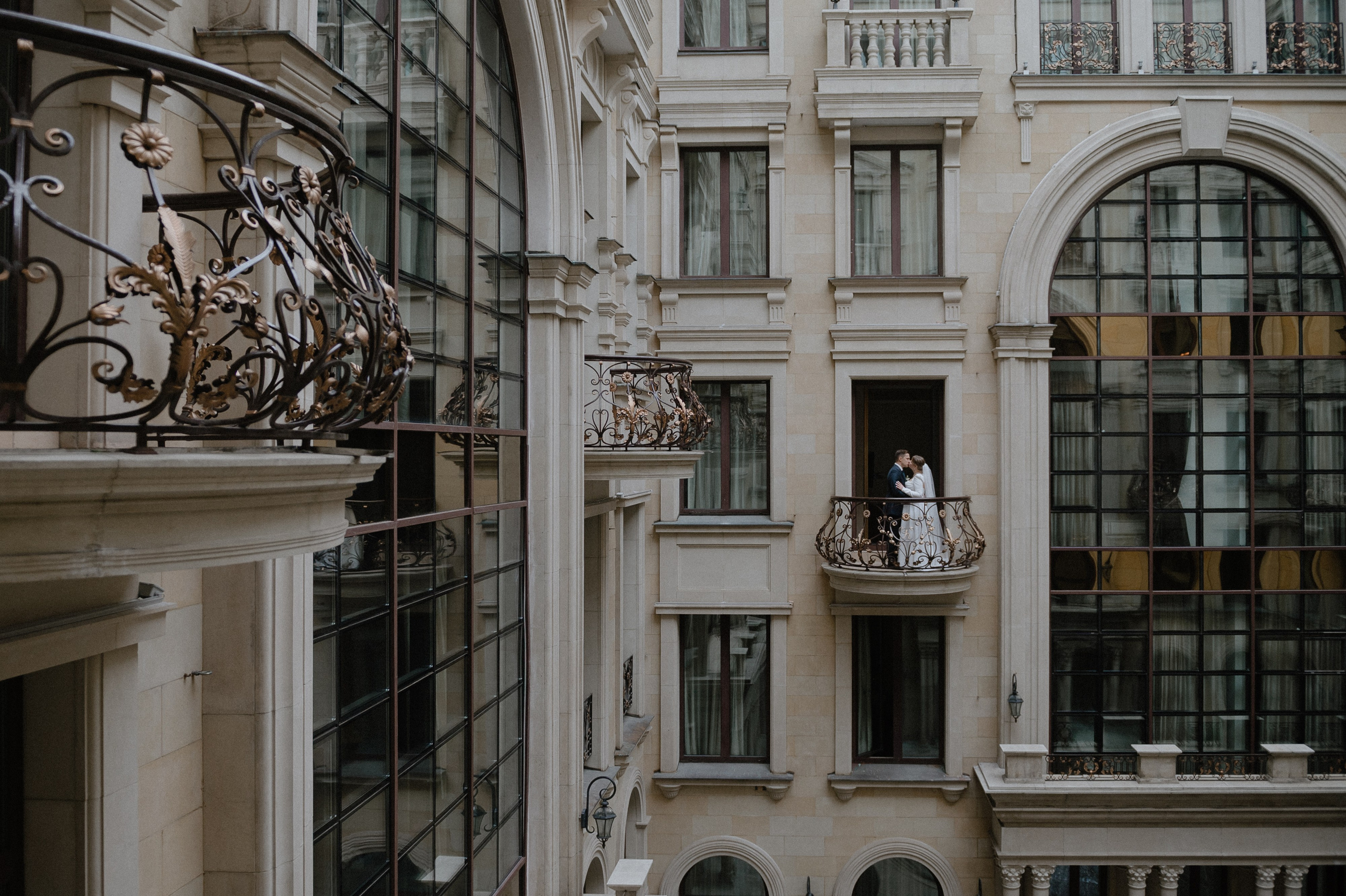 Свадебные сборы и фотосессия в отеле St. Regis. Свадебный фотограф Москва — Сергей и Татьяна