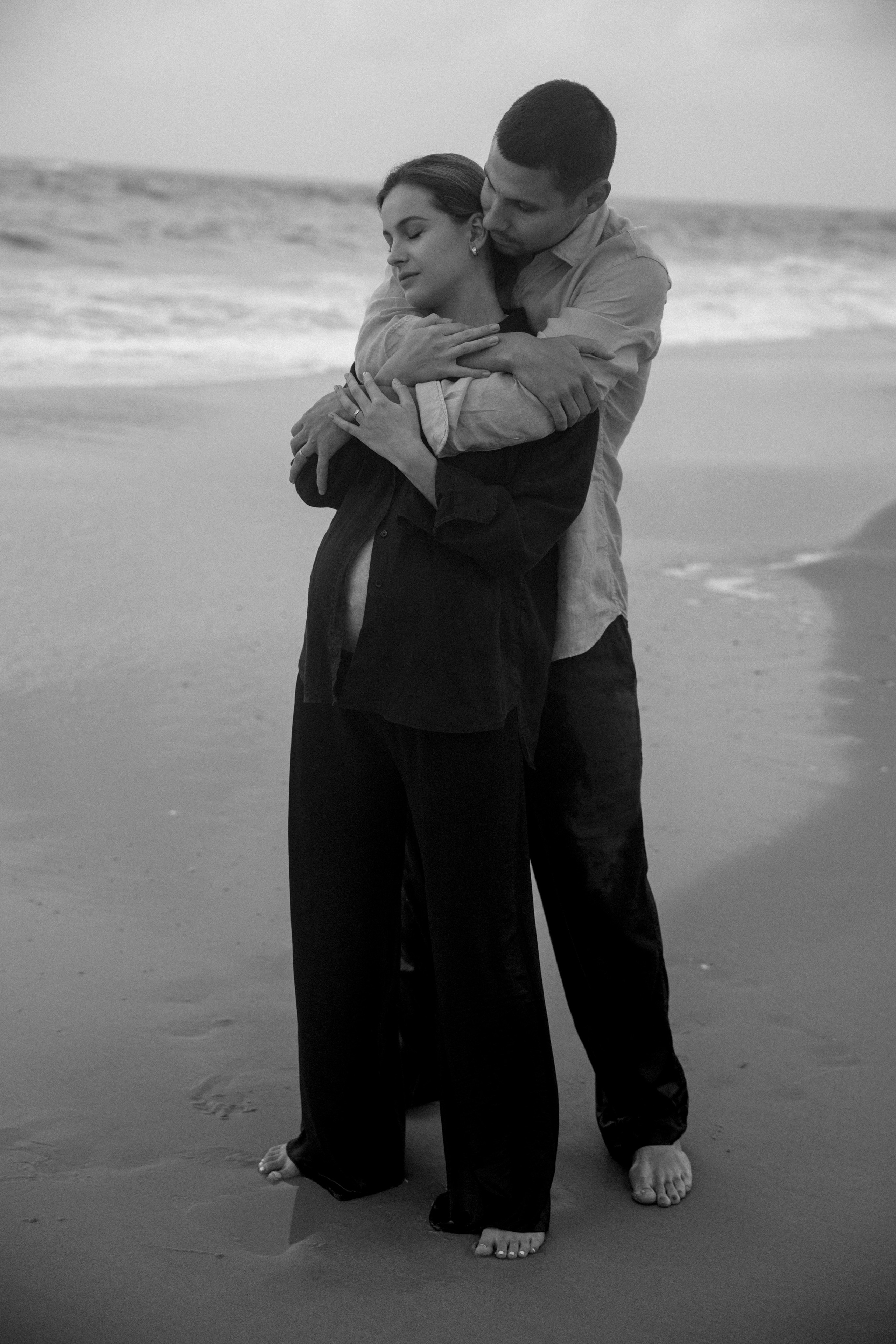 Pregnancy photoshoot near the sea (cloudy weather). Главная