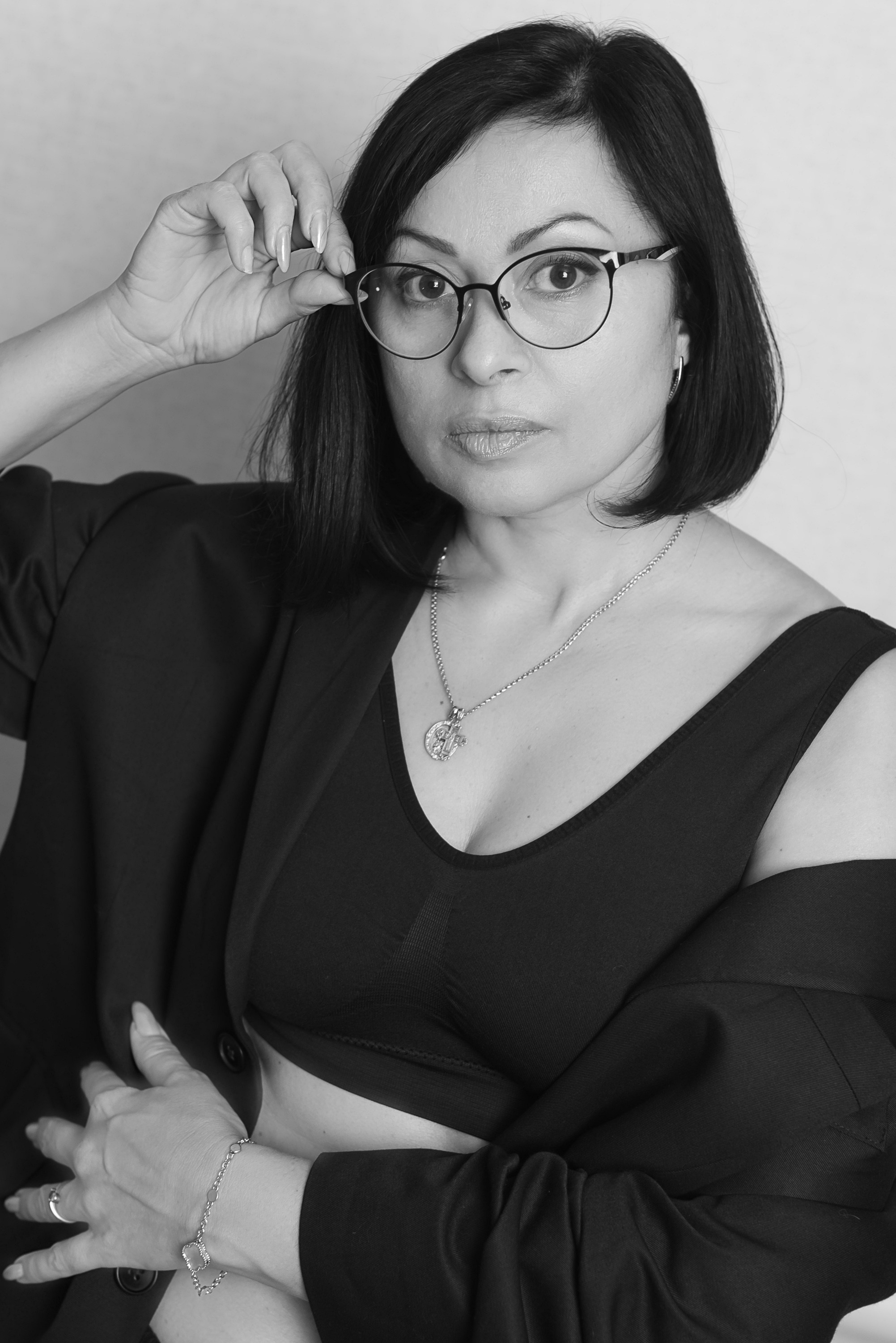 Красивая девушка в очках.