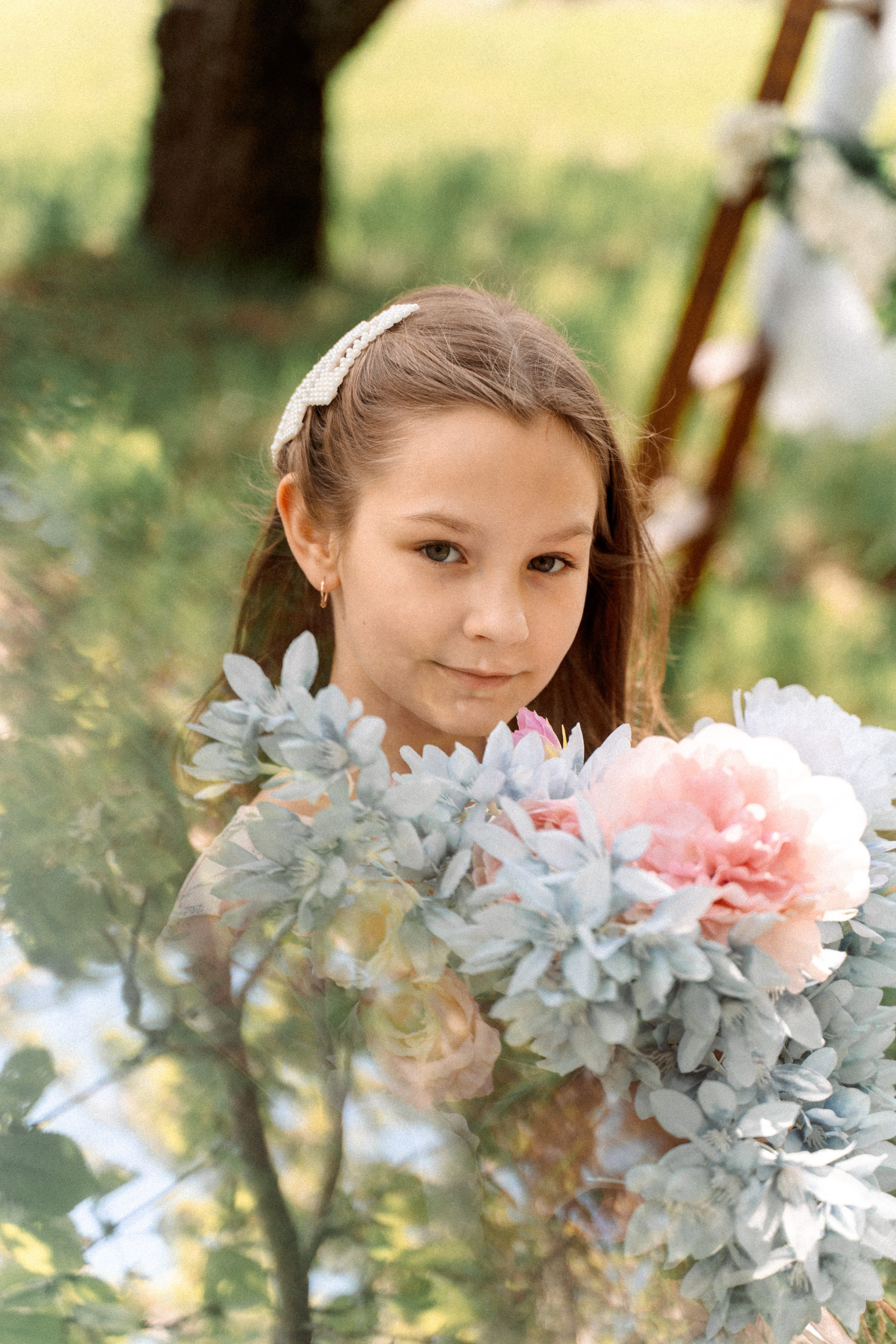 Сава и Ася в цветущем саду. Семейный фотограф Новочеркасск