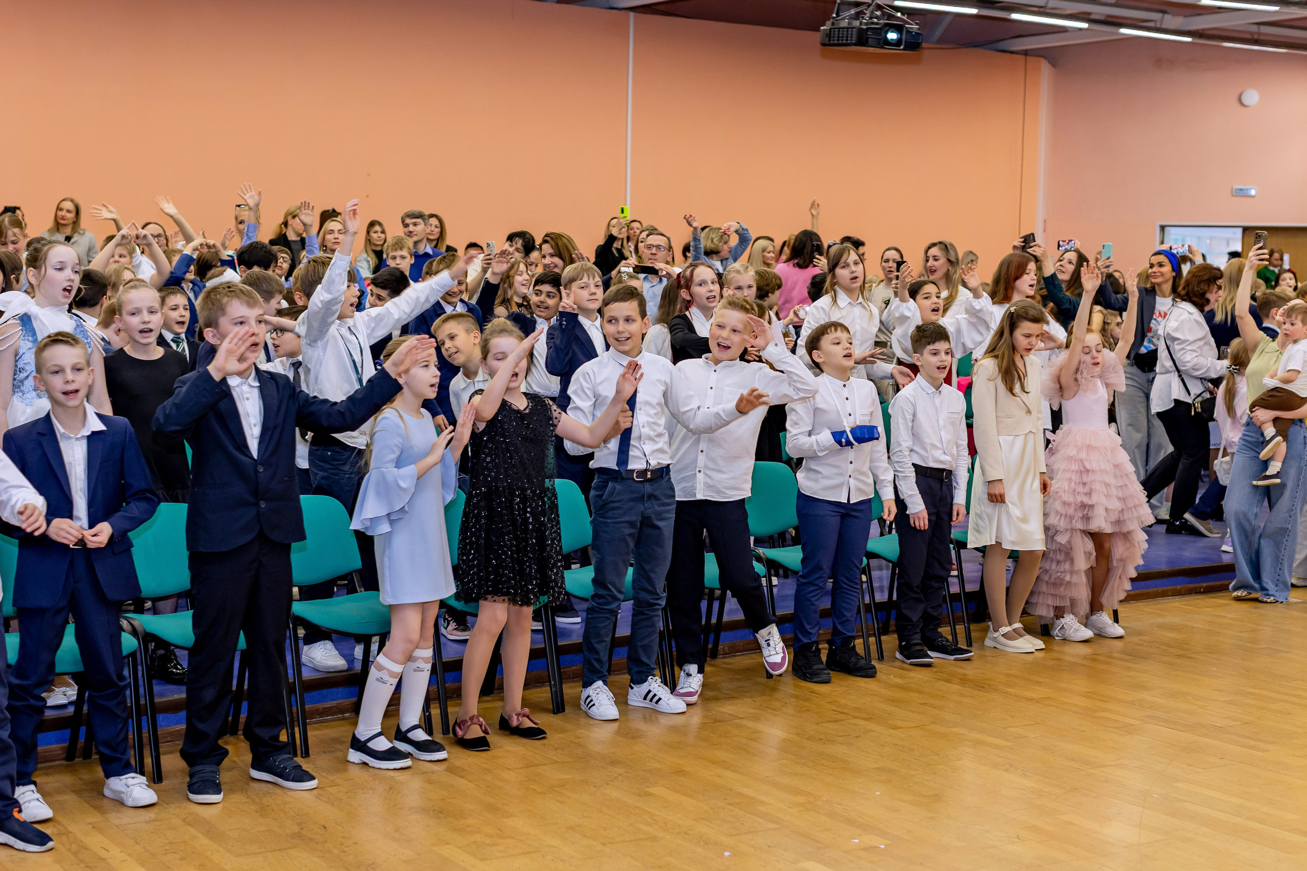 Выпускной праздник в начальной школе. Фотограф и видеограф Москва. Свадебный фотограф, видеограф. Выпускные альбомы. Оживающие альбомы