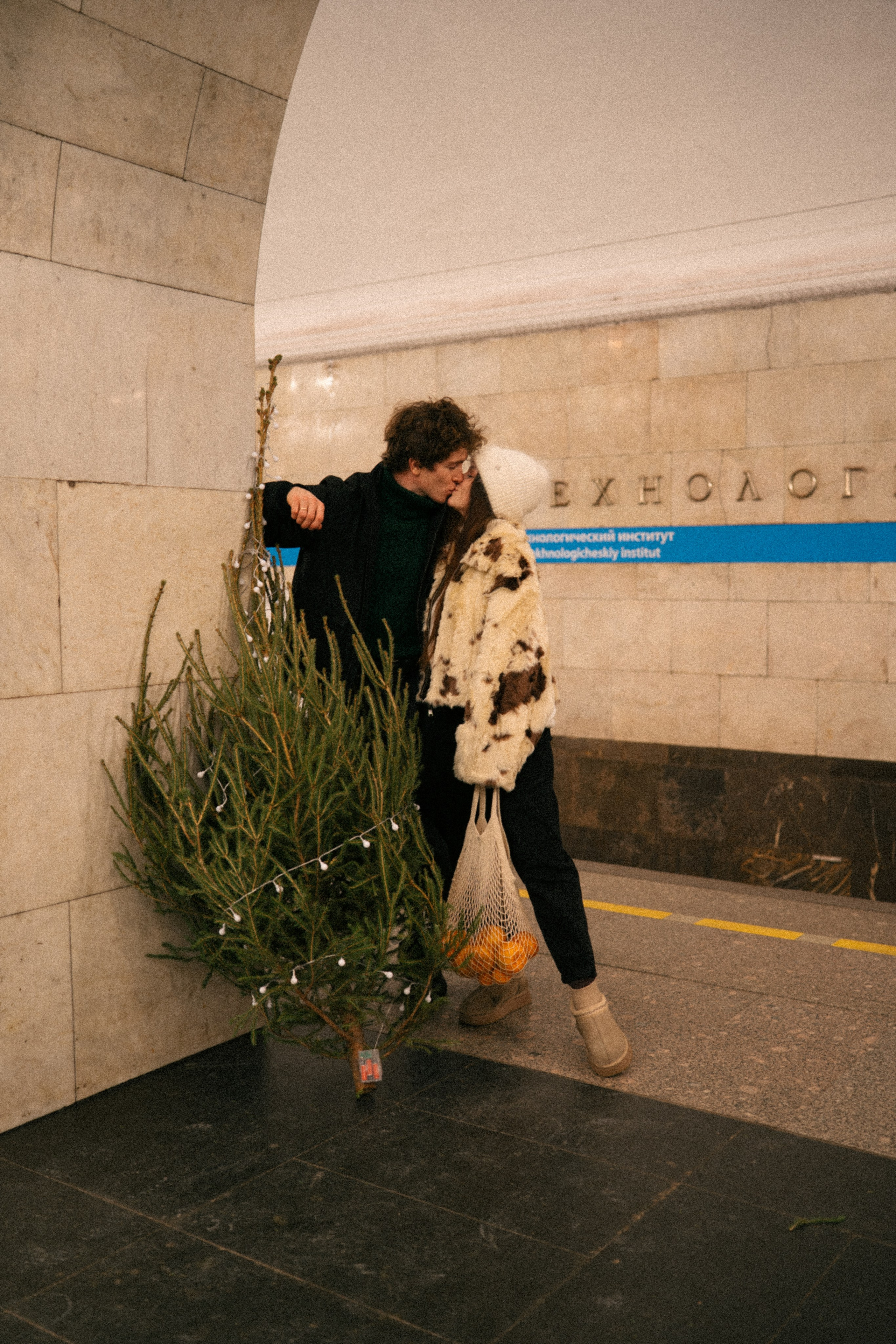 НОВОГОДНЯЯ ПРОГУЛКА ПАРЫ ПО ЧЕРНЫШЕВСКОЙ ПЕРЕД НОВЫМ ГОДОМ. Профессиональный фотограф, Санкт-Петербург — Виктория Богомолова