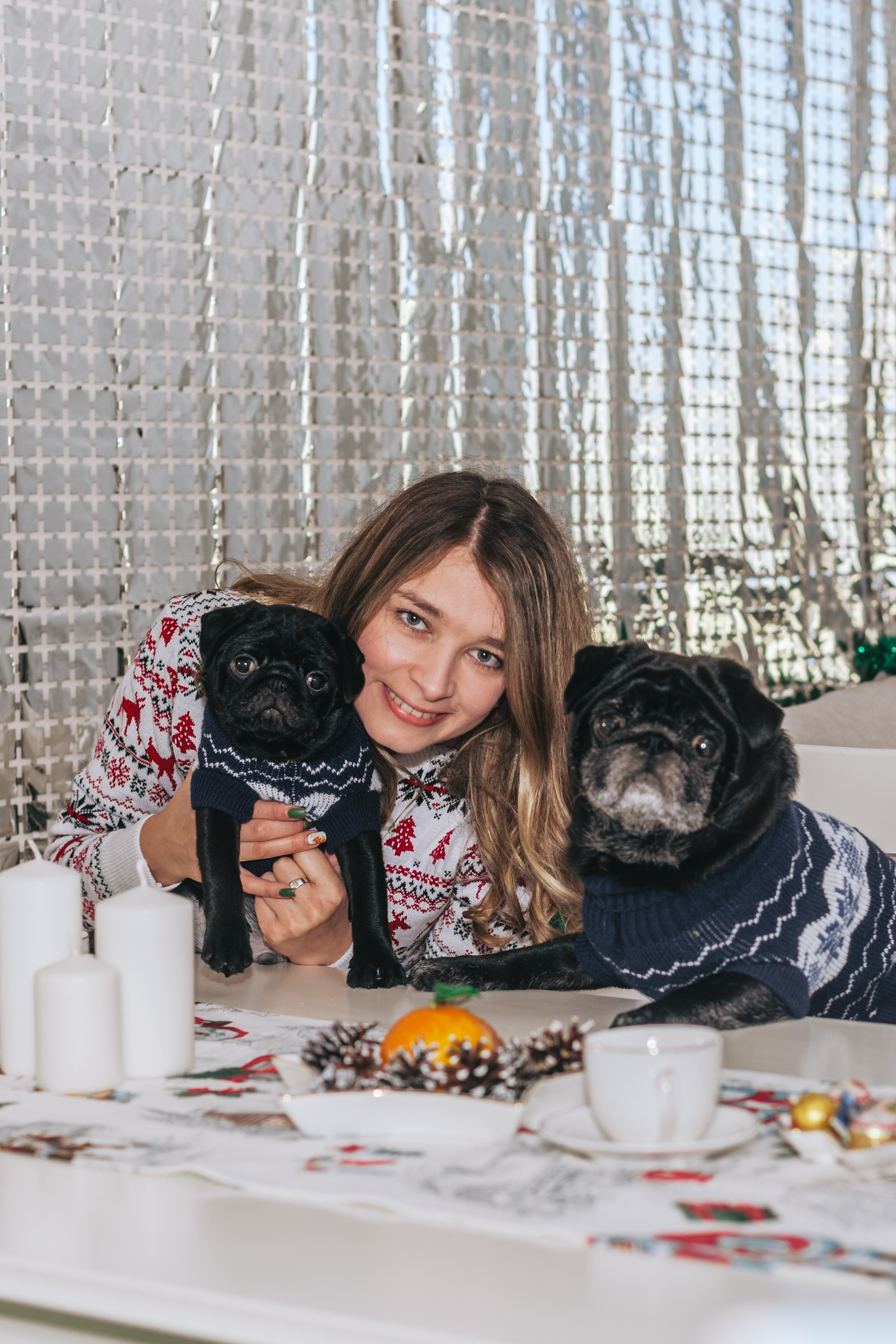 Домашняя фотосессия Оли и двух ее мопсов. Фотограф-анималист Татьяна Степанова