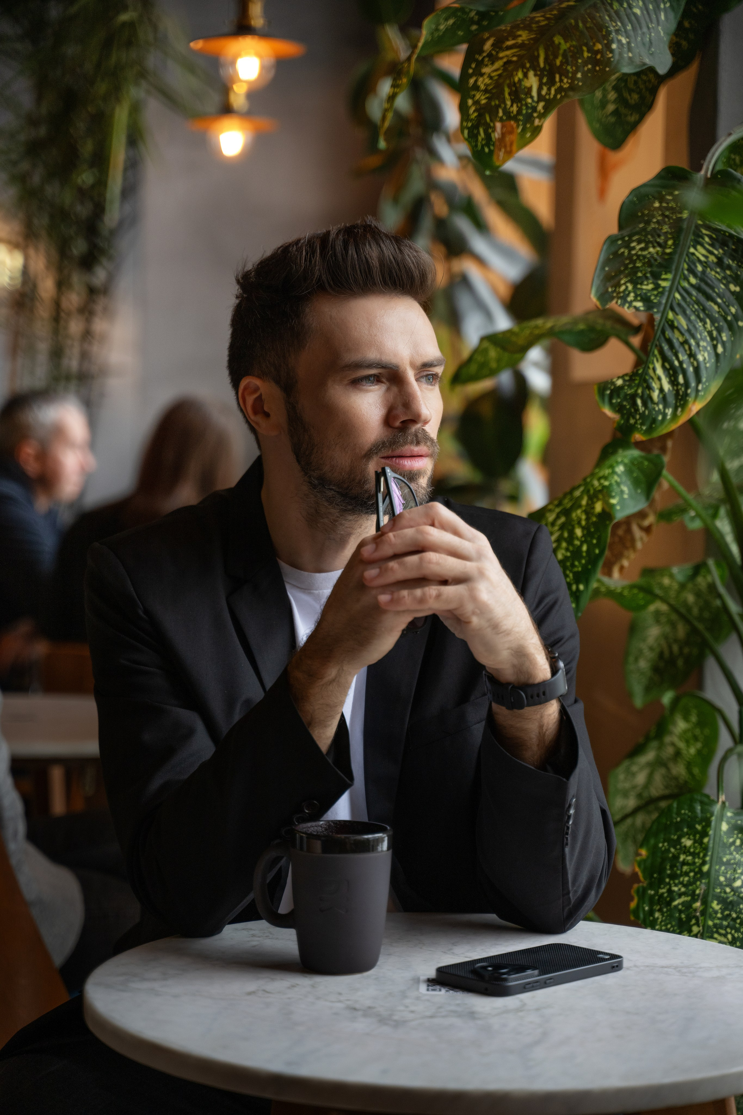 Красавчик в кафе. Главная