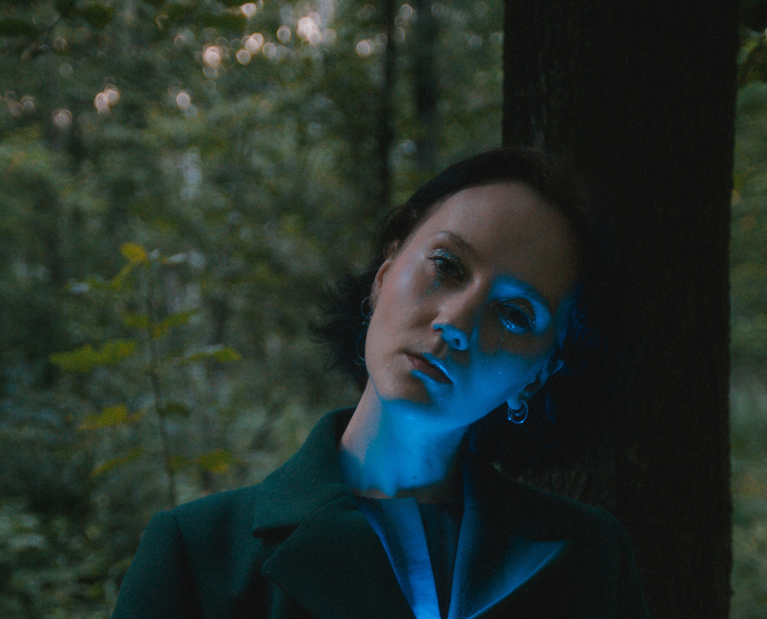 Настя в сумерках в Кусково — неоновый синий контровой свет и задумчивый взгляд.