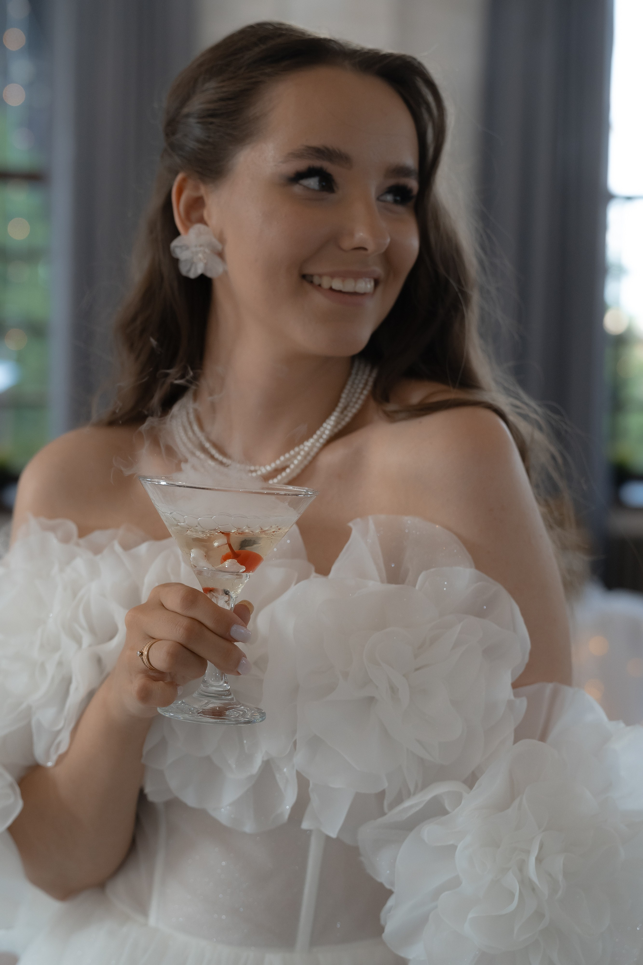 Катя на банкете — невеста с коктейлем и сияющей улыбкой