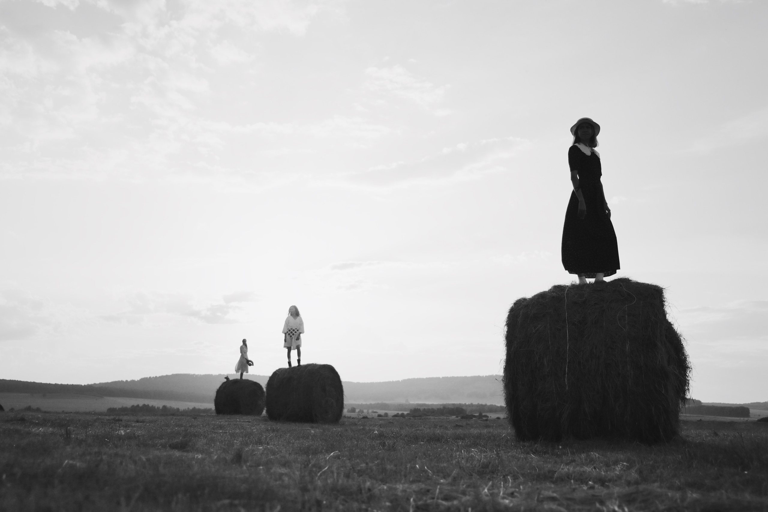 Три девицы на сене). Фотограф Марсель Батыршин