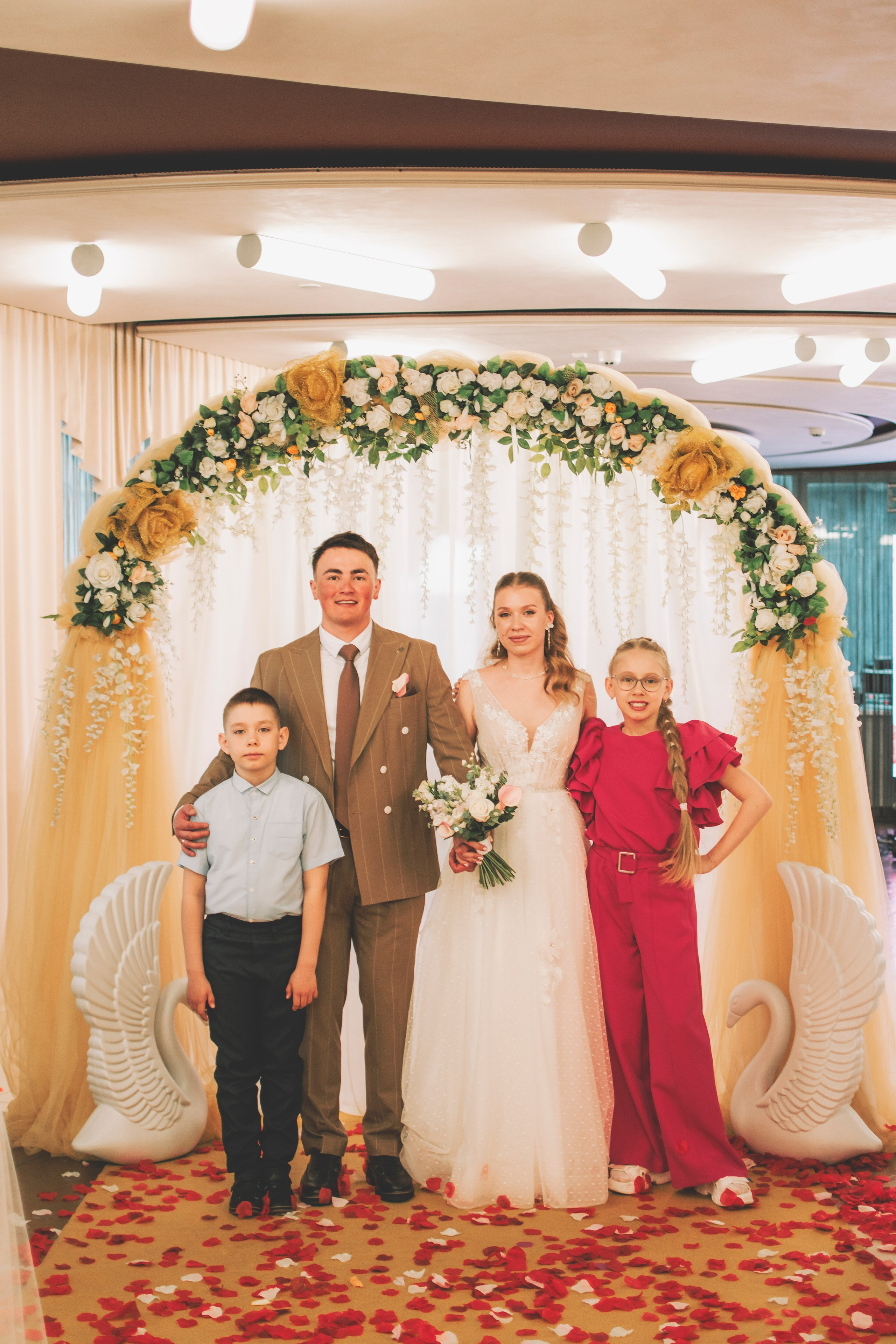 Альберт и Анастасия (Студийная фотосессия, роспись в ДК Нефтяник + фотосессия с гостями). Семейный и свадебный фотограф Губкинский и Ставрополь