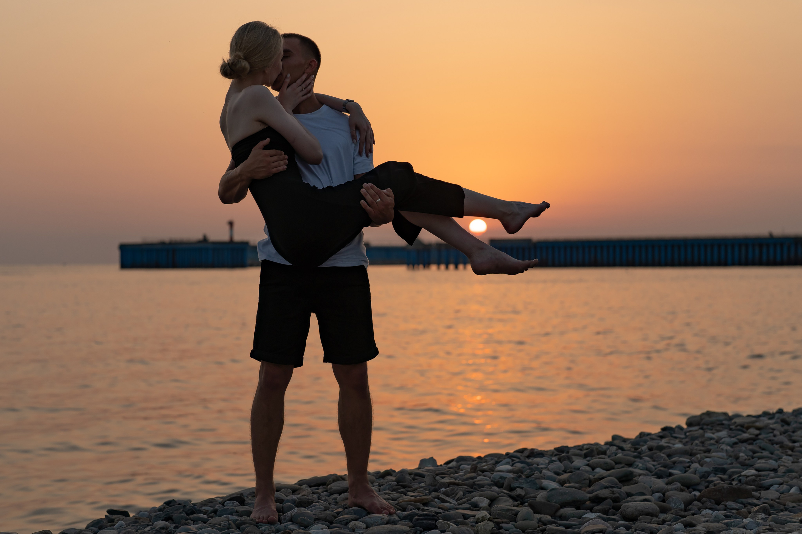 Love story на берегу у морского порта