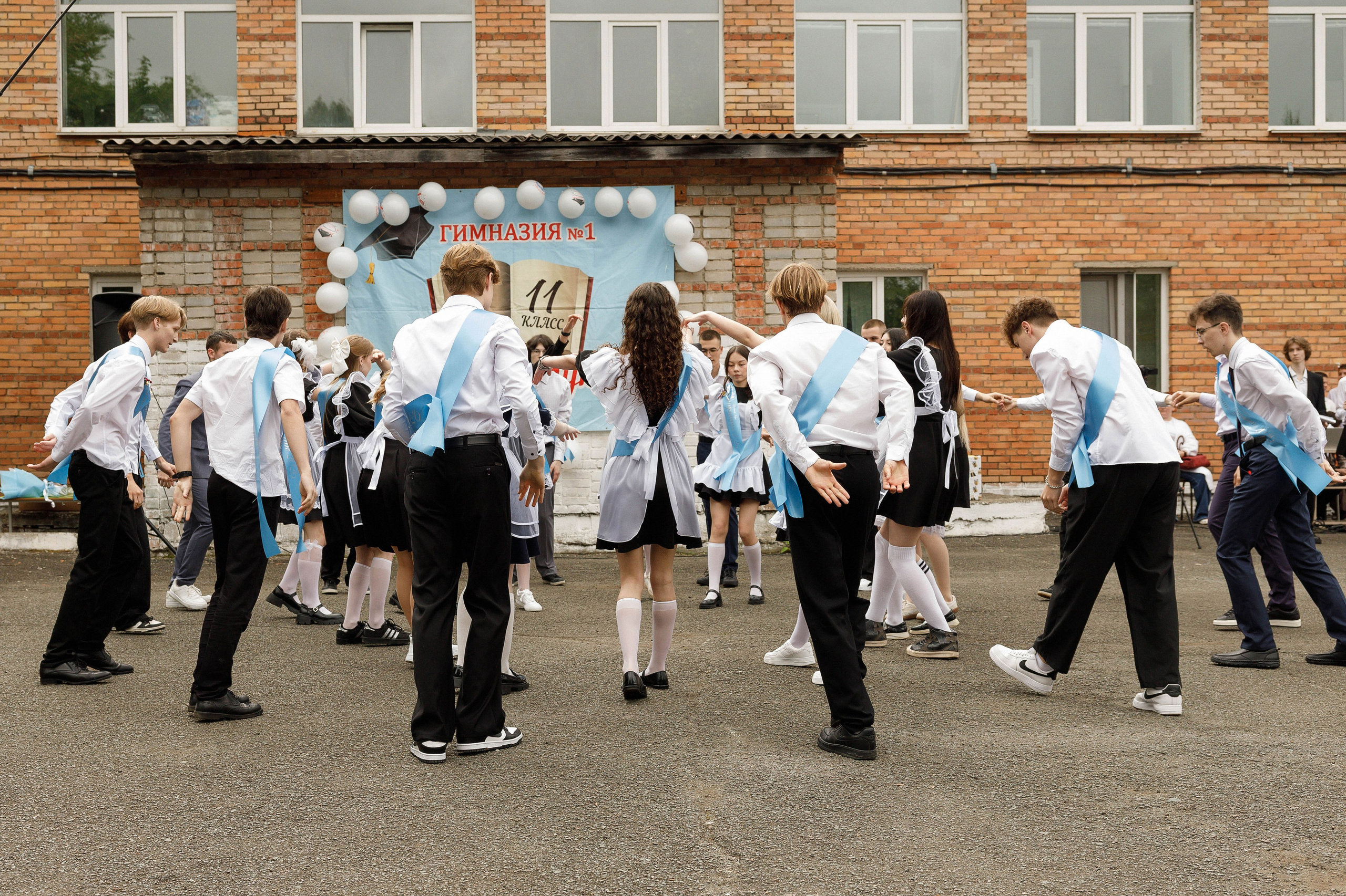 Последний звонок Гимназия Артем. Photoalbum-vl.ru