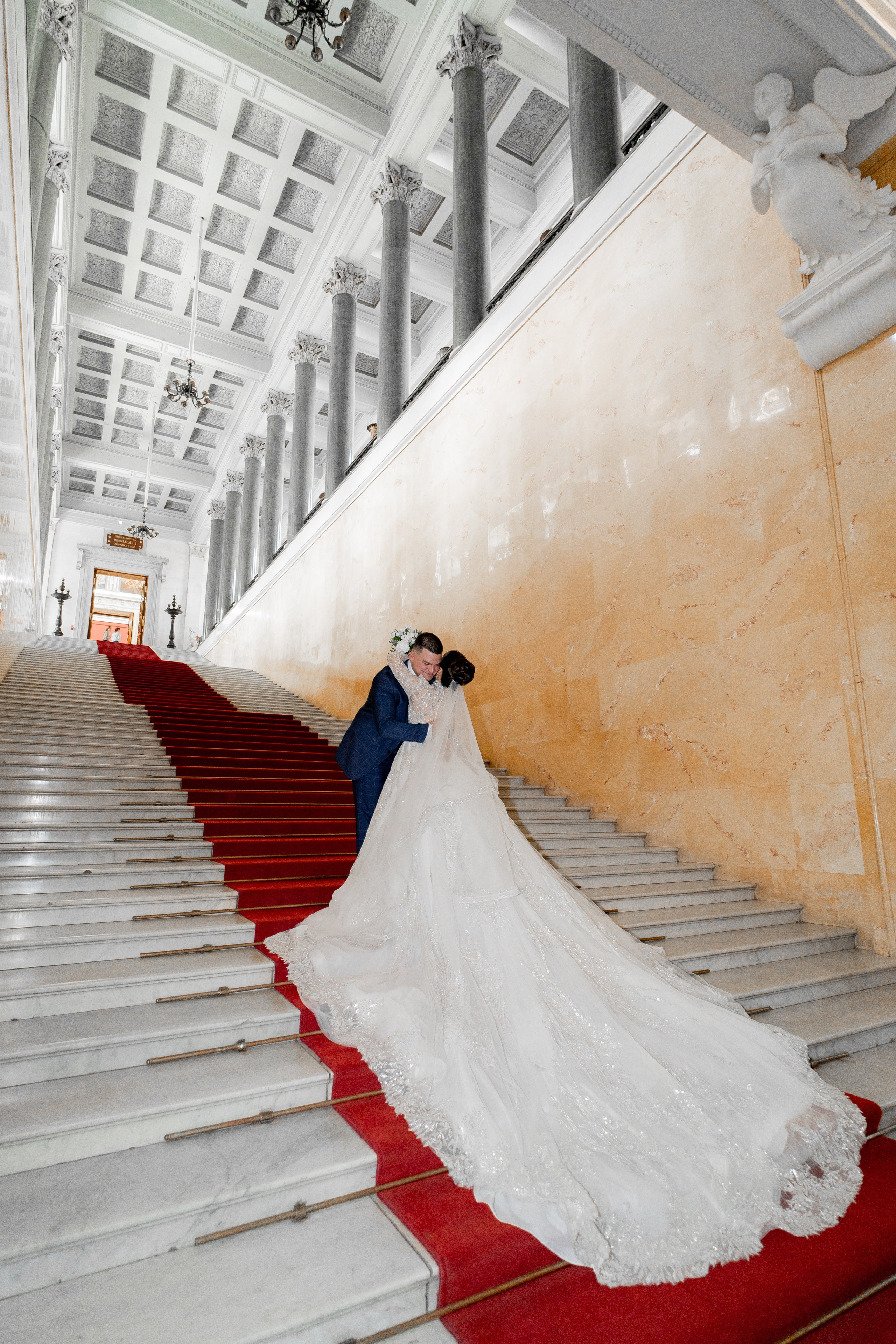 Свадебная фотосессия в Эрмитаже и на катере. Свадебный фотограф Александр Невский в Санкт-Петербурге