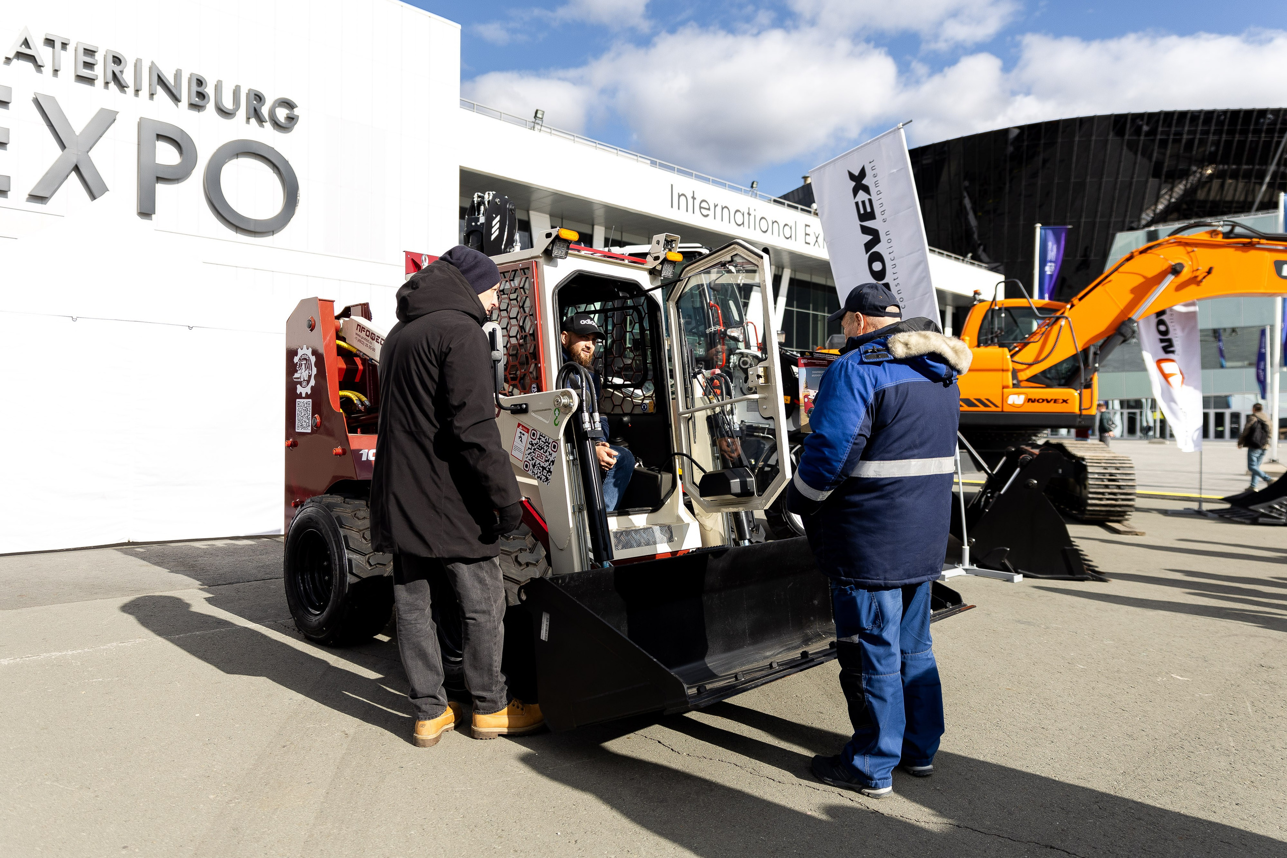 100+ (разные стенды). Фотограф Родион Нарудинов