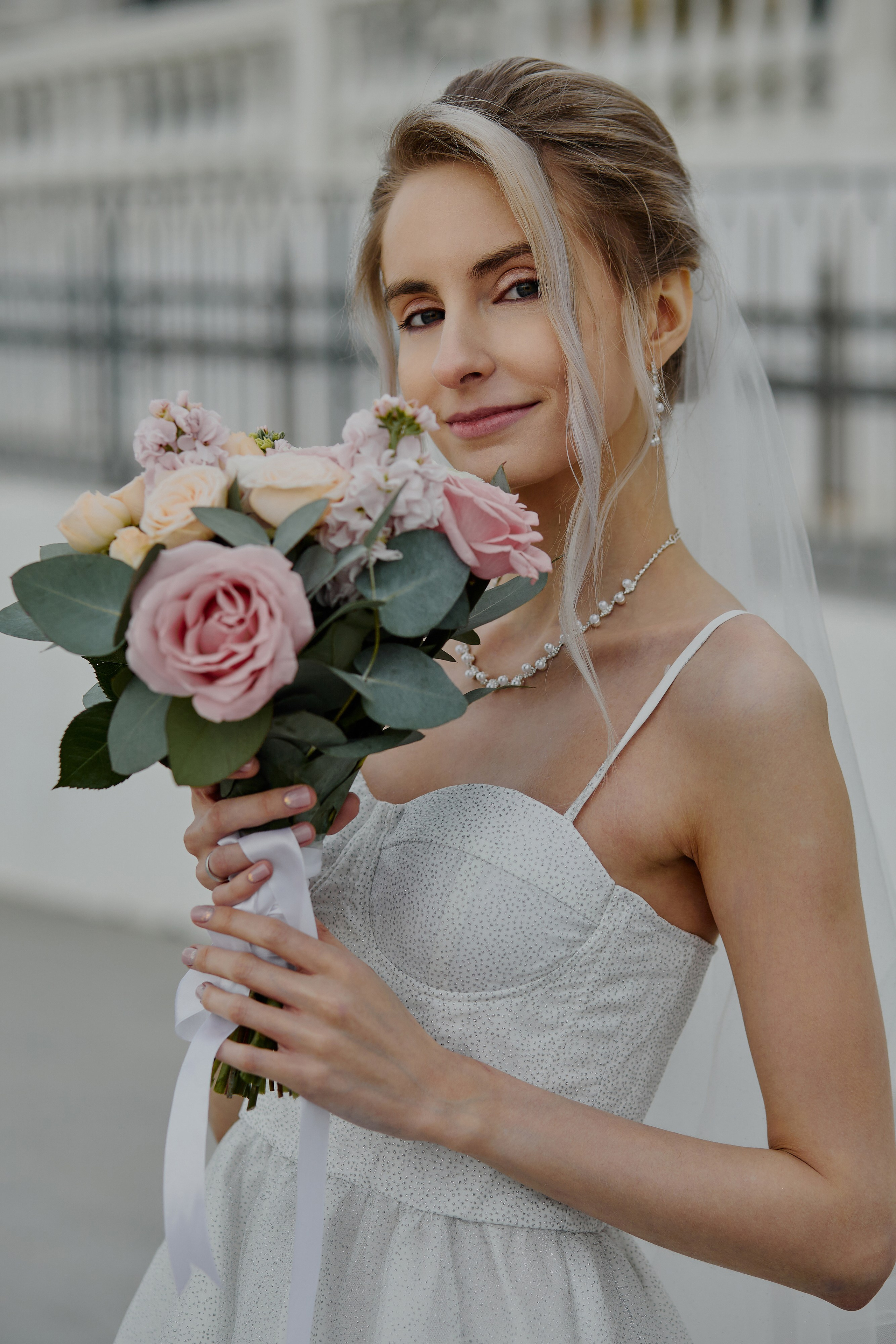 Свадебная фотосессия на белой набережной города Анапа