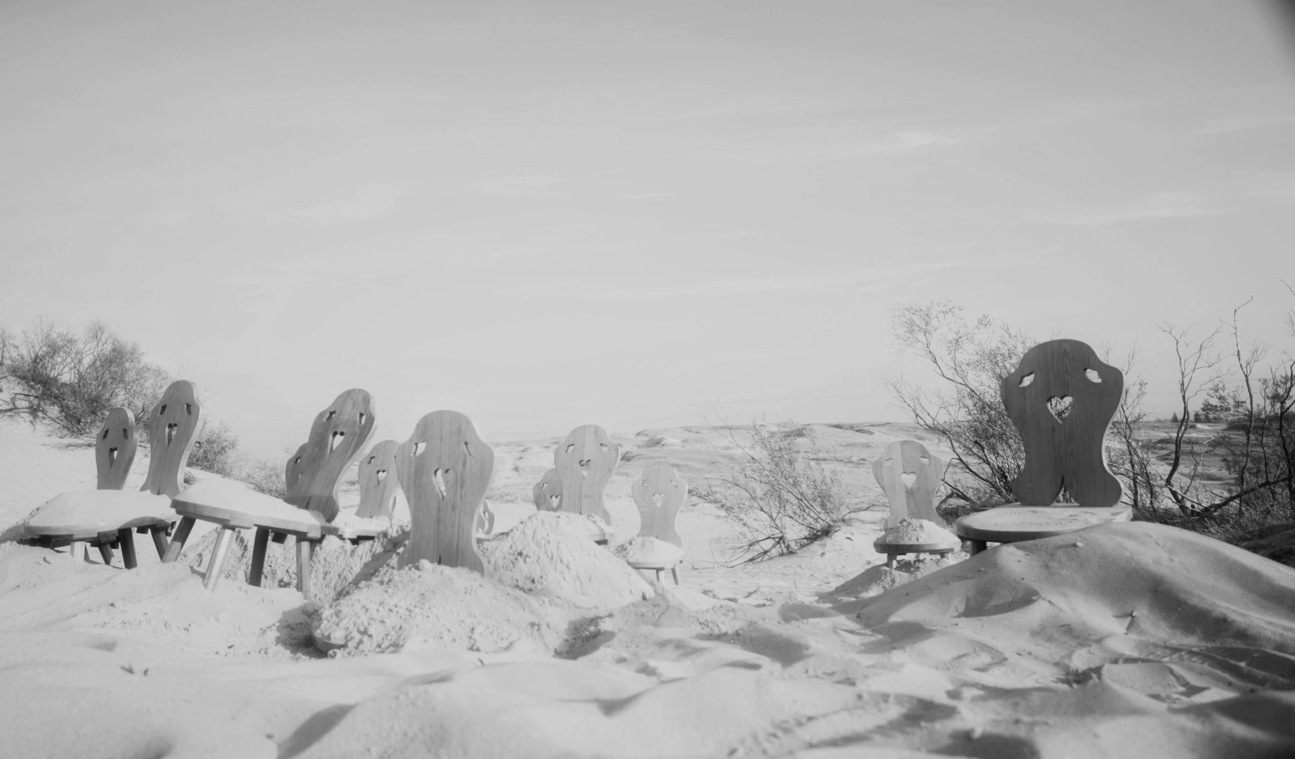 ОДИН СТУЛ, МНОГО СТУЛЬЕВ. Художественная группа «Нежные Бабы»