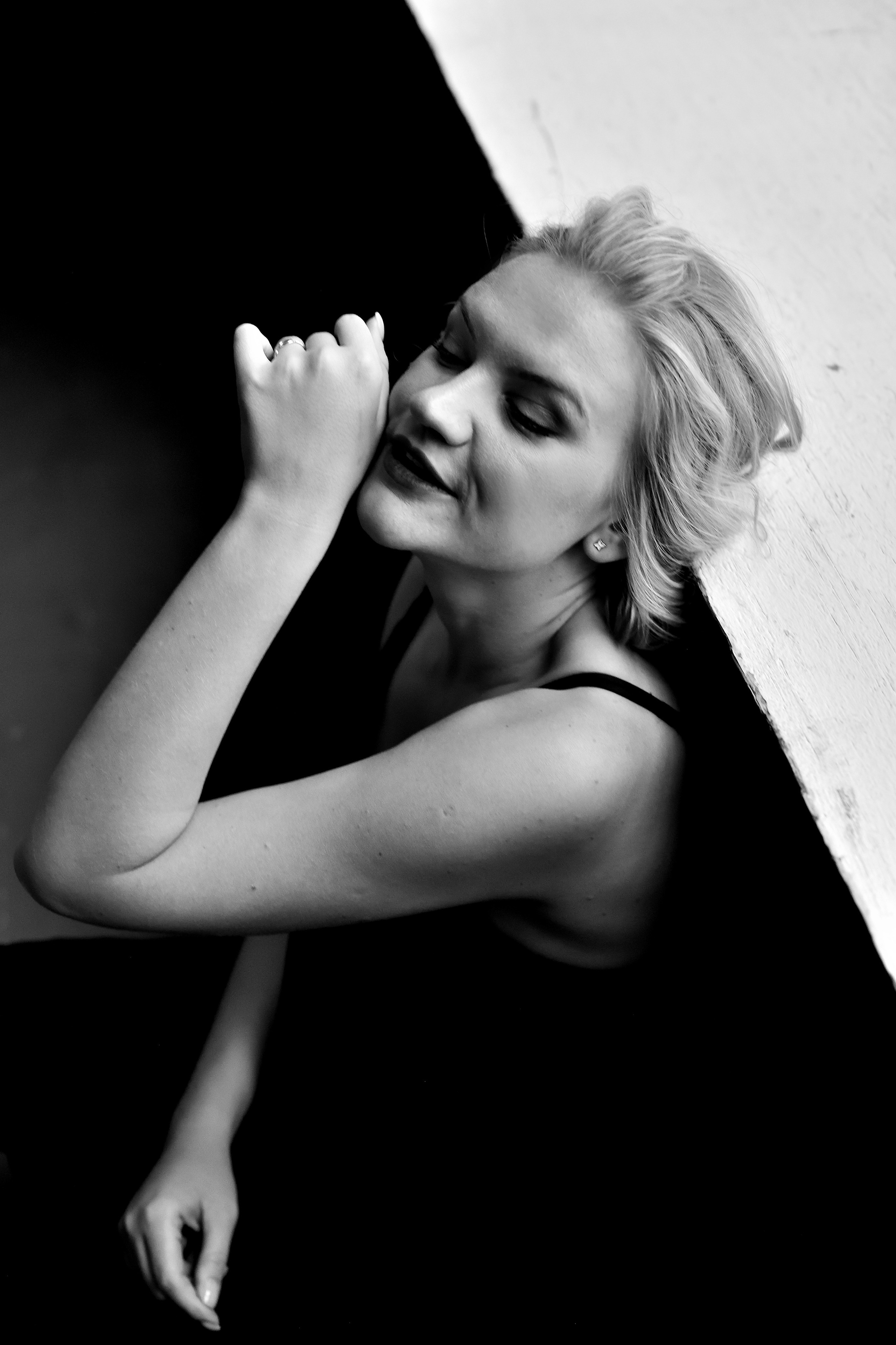 Портрет девушки- блондинки в черно-белом стиле.