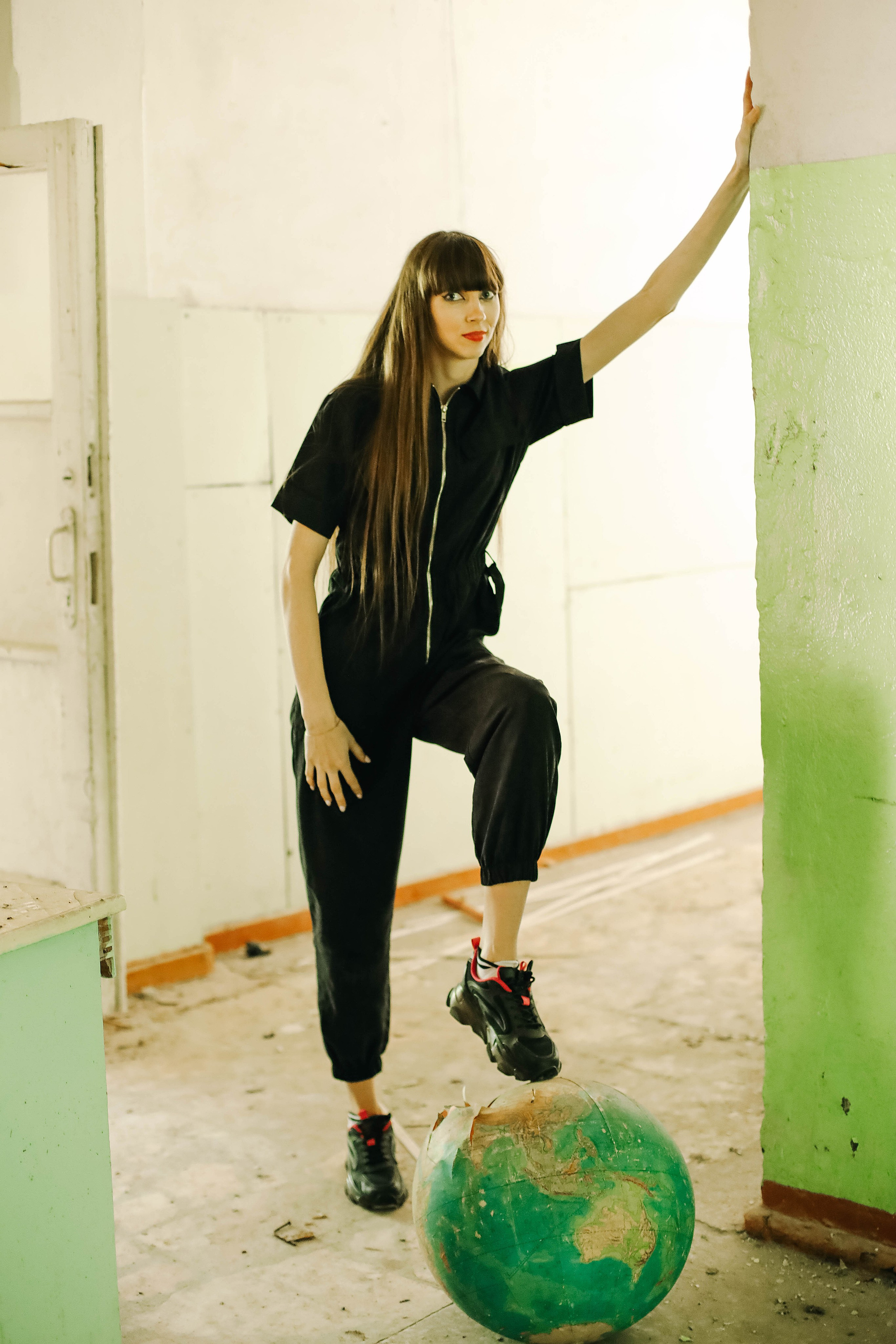 Валентина и заброшенная школа. Фотограф Анна Бурлакова