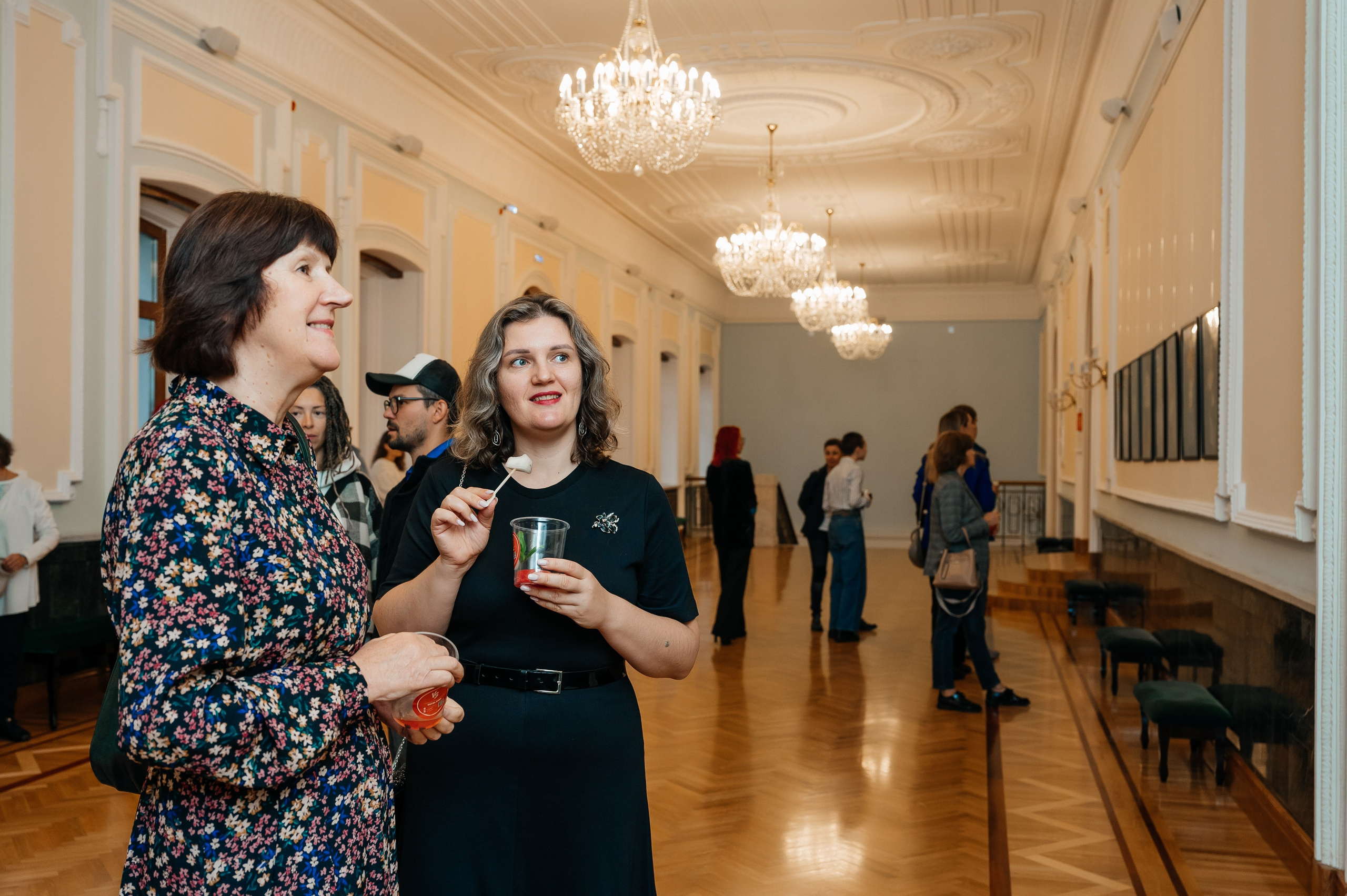 Открытие выставки Кати Васильевой в Молодежном театре. Wedding and family photographer USA