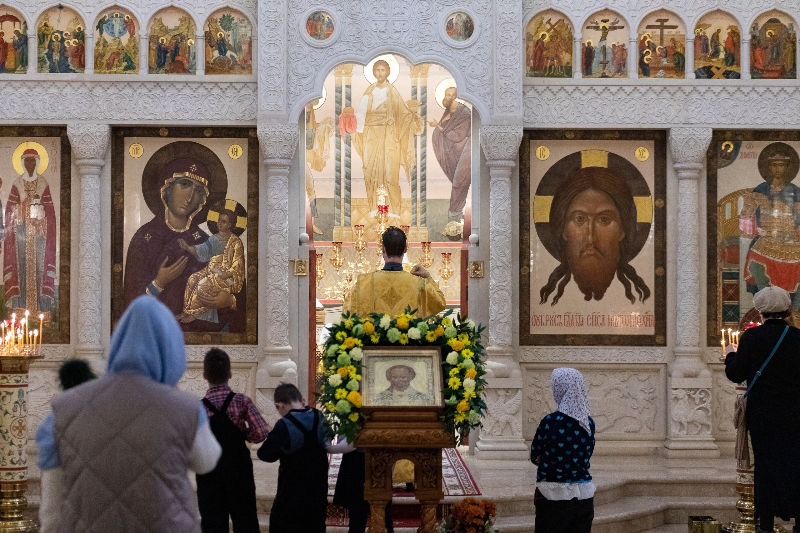 Праздничное богослужение Святителю Николаю 19 декабря. Интерьерный фотограф в Москве Роман Потапов