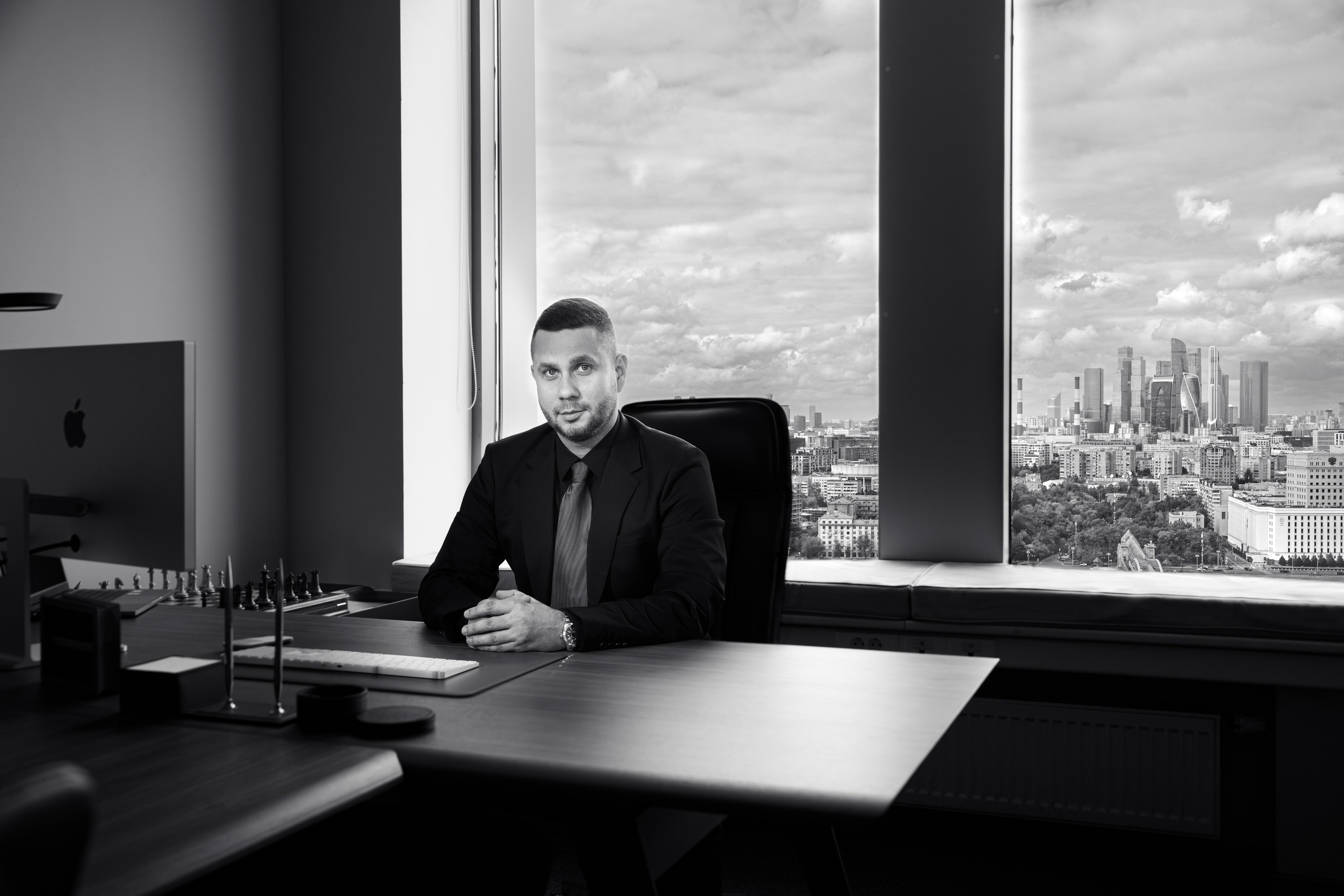 Деловой портрет в интерьере. Бизнес-портрет | Хедшот-фотограф | Студия делового портрета в Москве