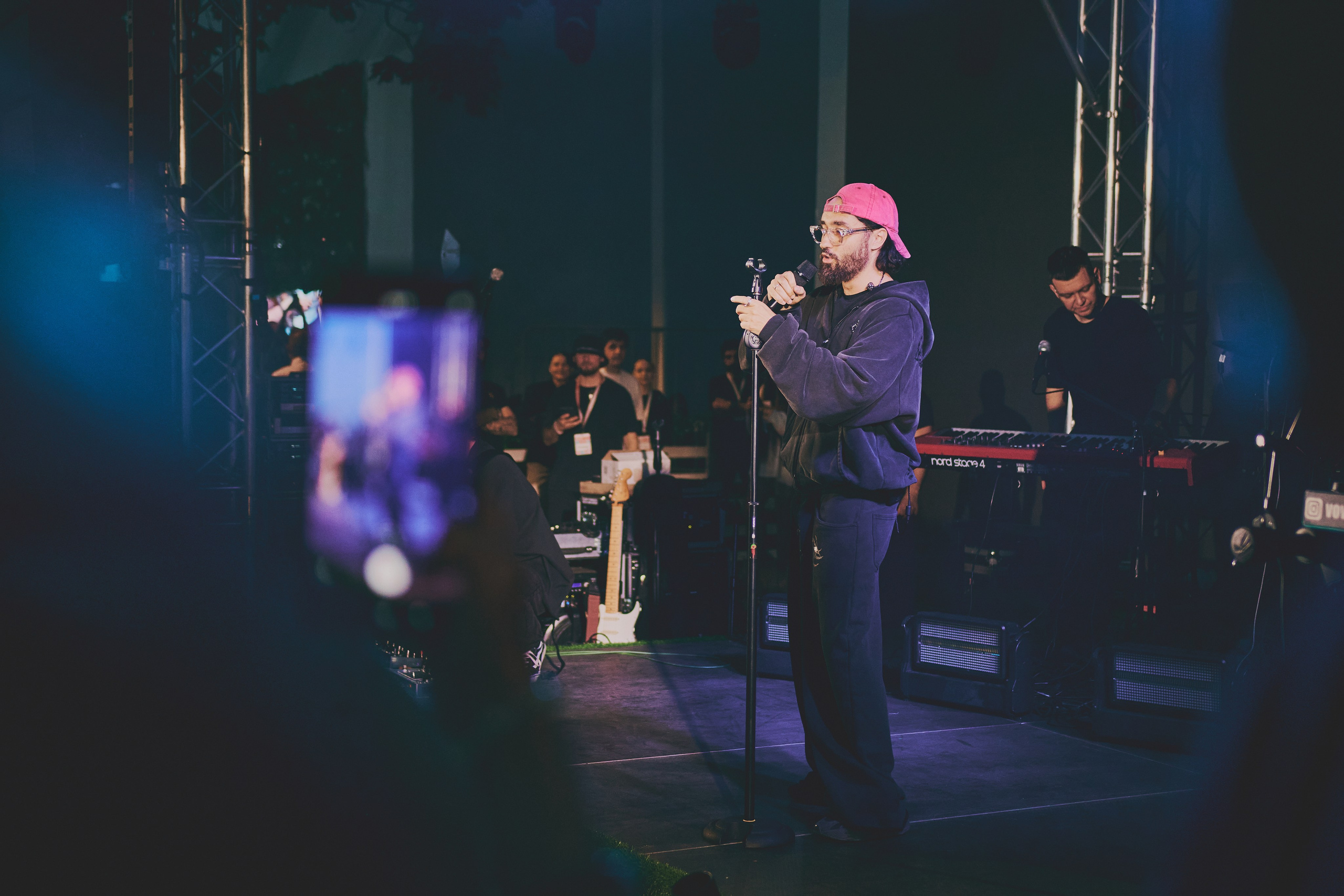 Съёмка с концерта МОТа: толпа фанатов и артист. Шилов Арсений — репортажный фотограф в Москве