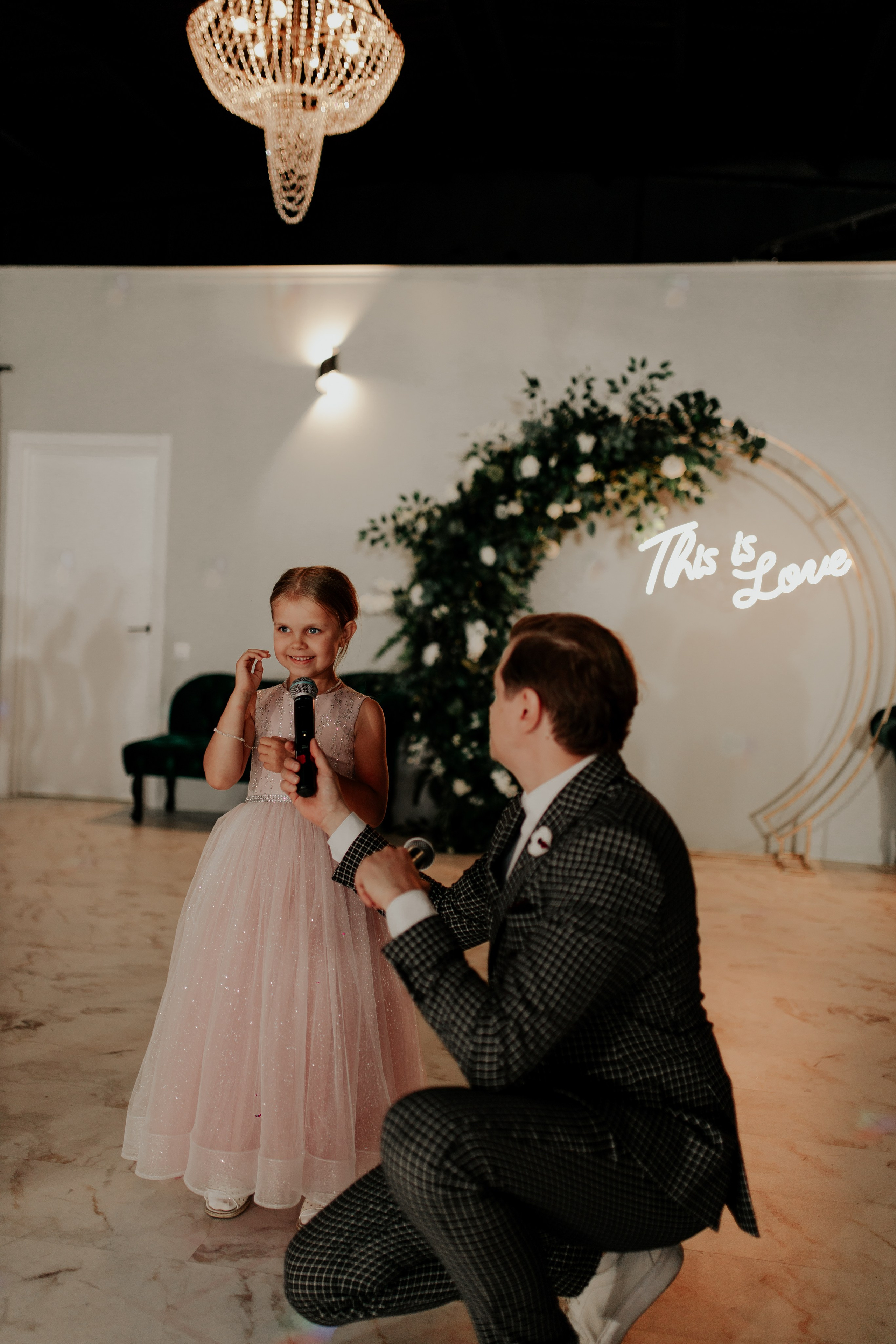 Дети на свадьбе делают фото на свадебной фотосессии — семейное тепло