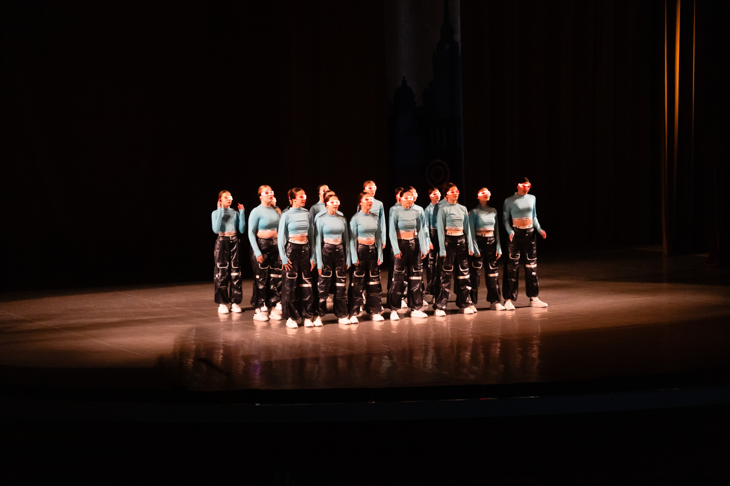 Симметричное построение коллектива на сцене, вид из центра зала, СПб.